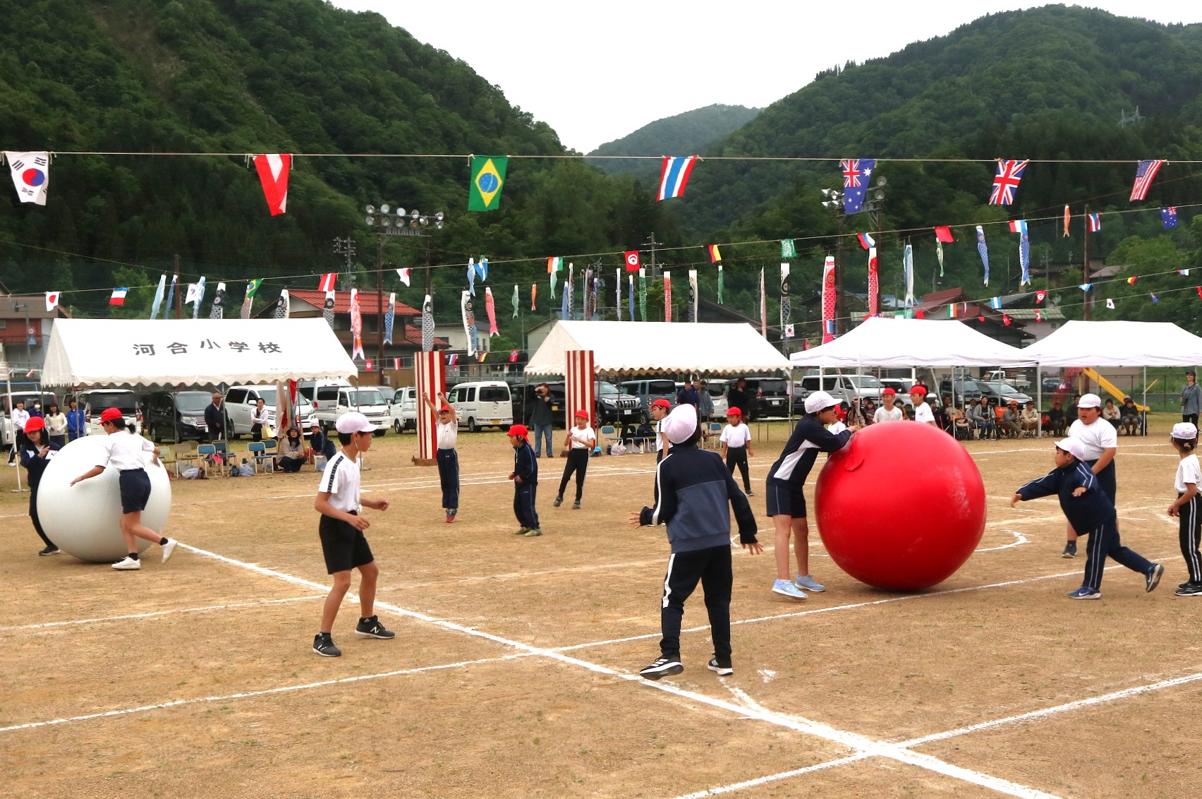 児童と住民が一丸となって「ふるさと大運動会」を開催しました