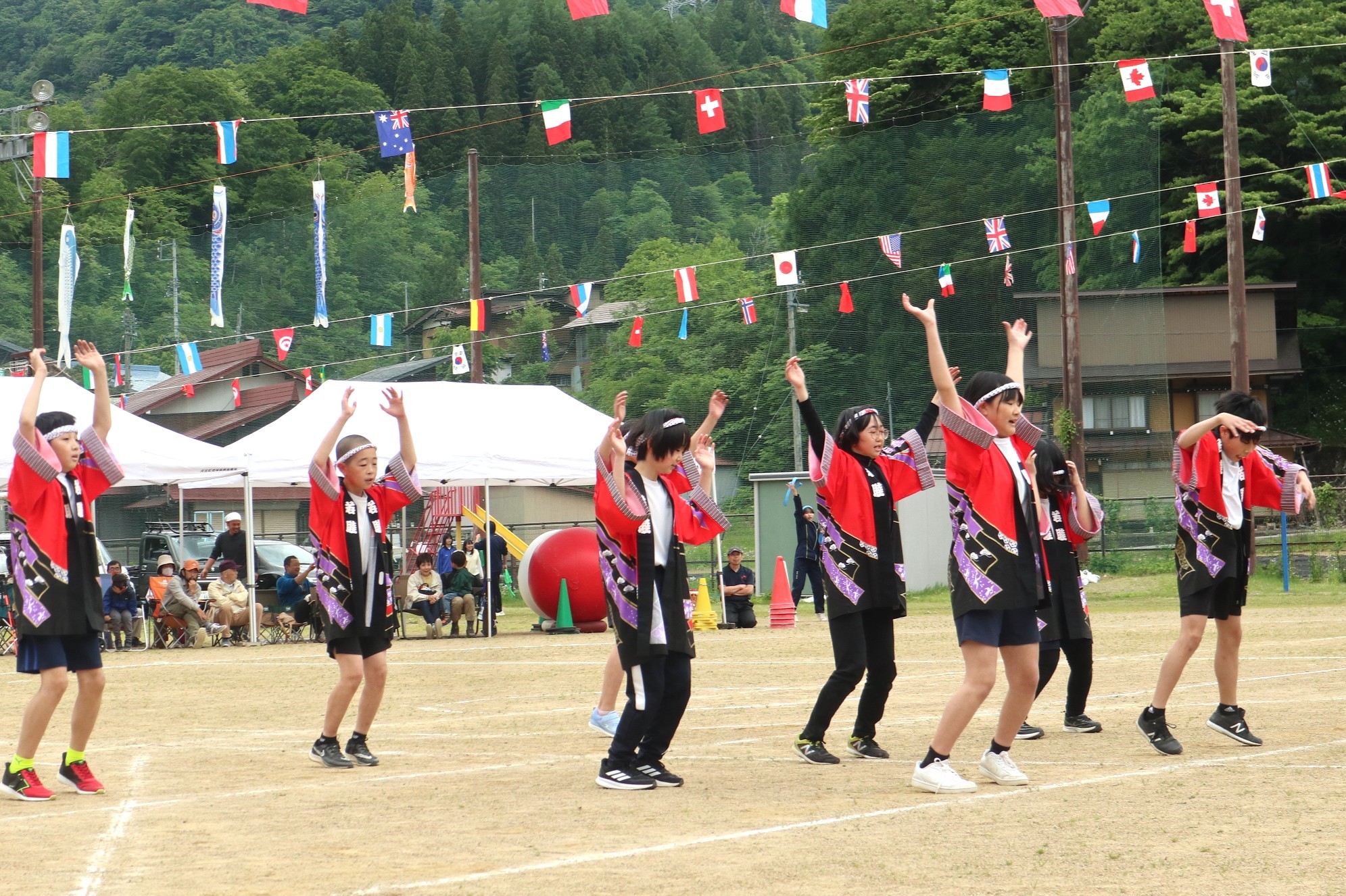 児童と住民が一丸となって「ふるさと大運動会」を開催しました