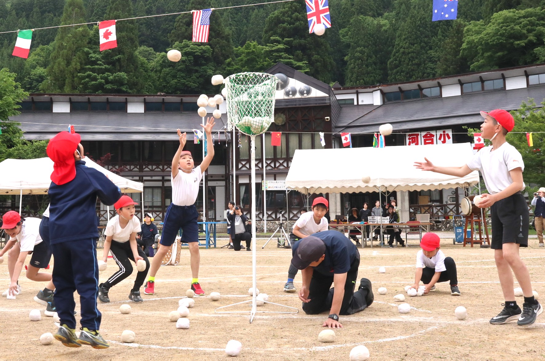 児童と住民が一丸となって「ふるさと大運動会」を開催しました