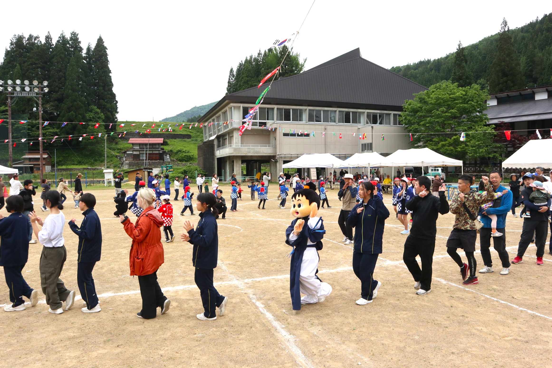 児童と住民が一丸となって「ふるさと大運動会」を開催しました