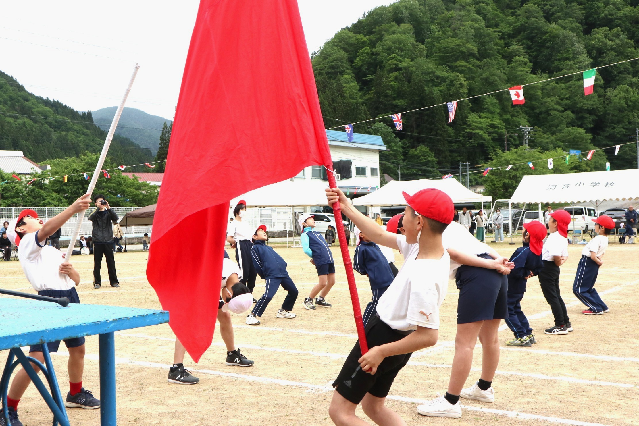 児童と住民が一丸となって「ふるさと大運動会」を開催しました