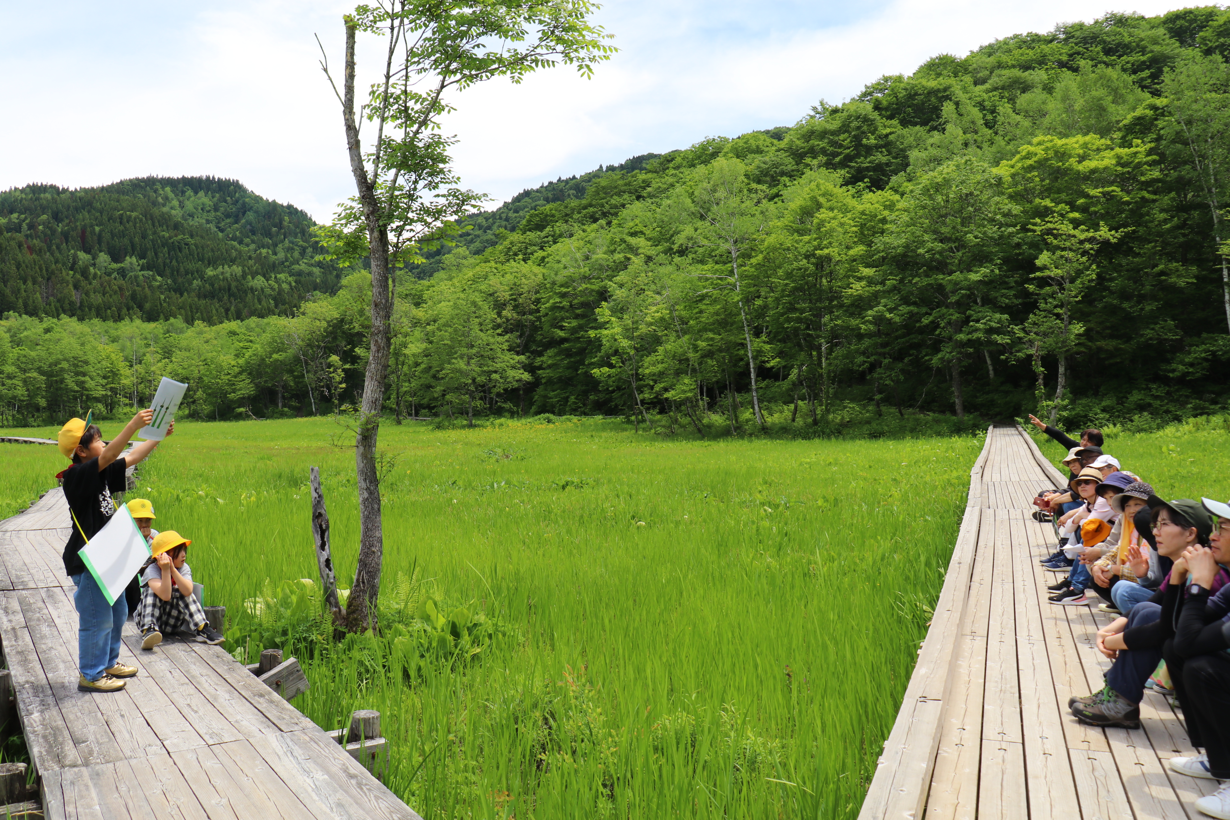 宮川小児童が池ケ原湿原をガイドしました