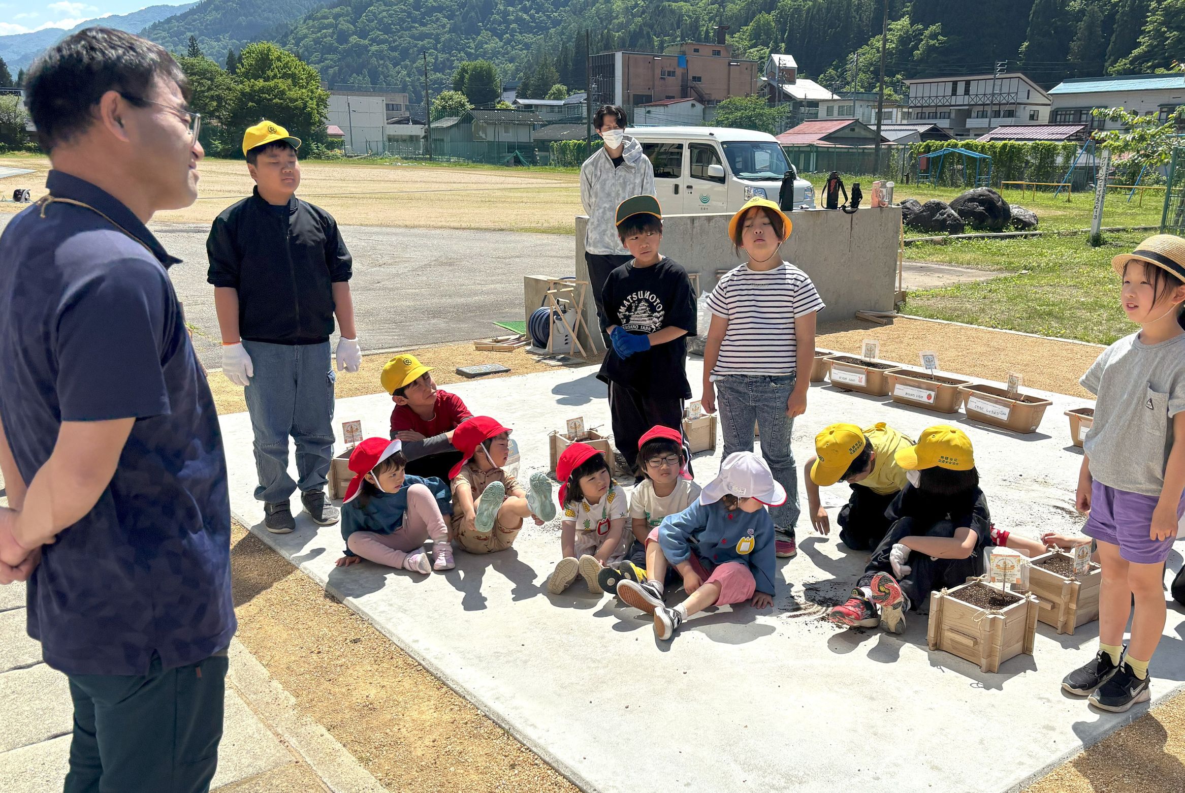 「オレンジガーデニングプロジェクトin飛騨市」始まる～宮川町の児童と園児たちが「種まき会」～