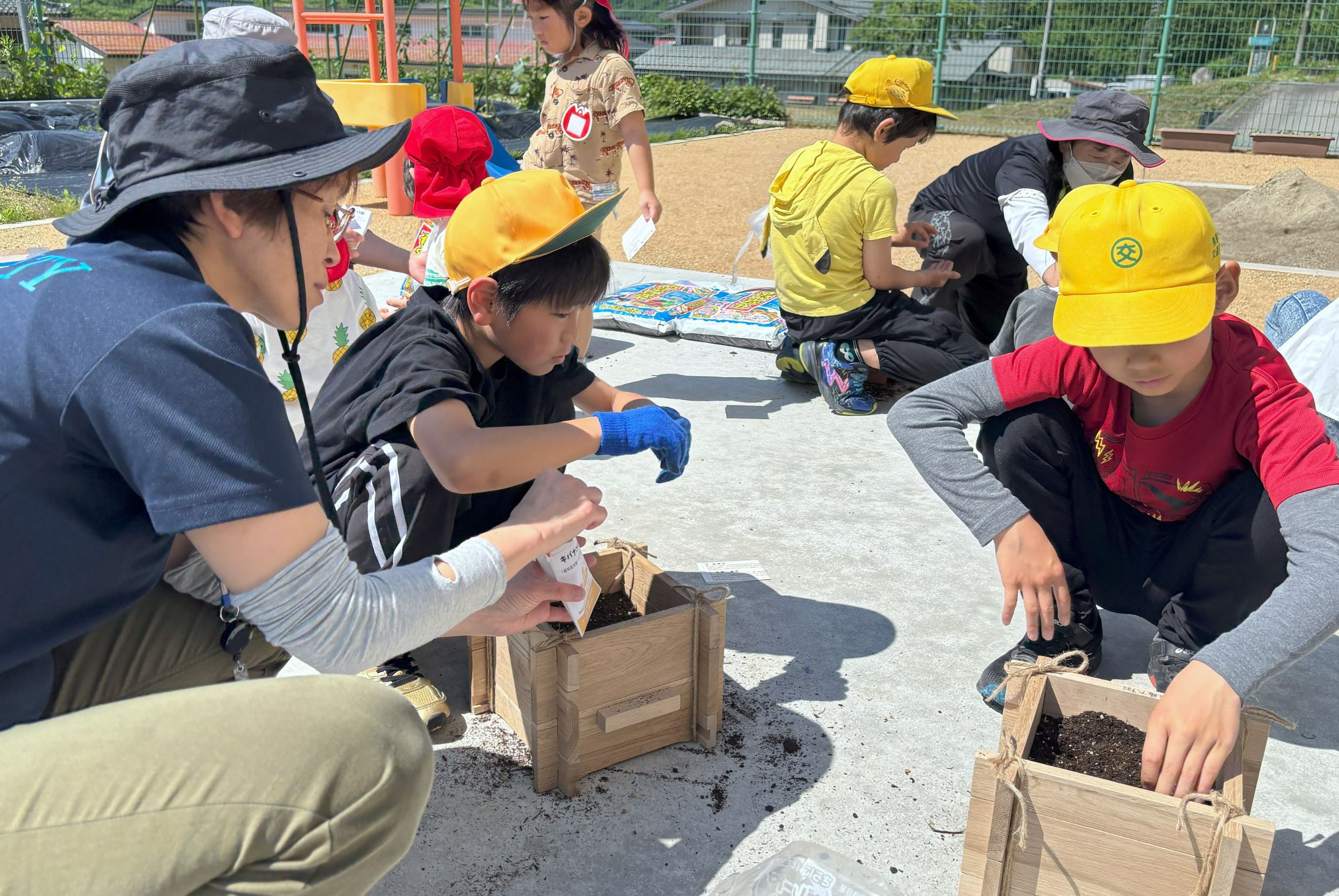 「オレンジガーデニングプロジェクトin飛騨市」始まる～宮川町の児童と園児たちが「種まき会」～
