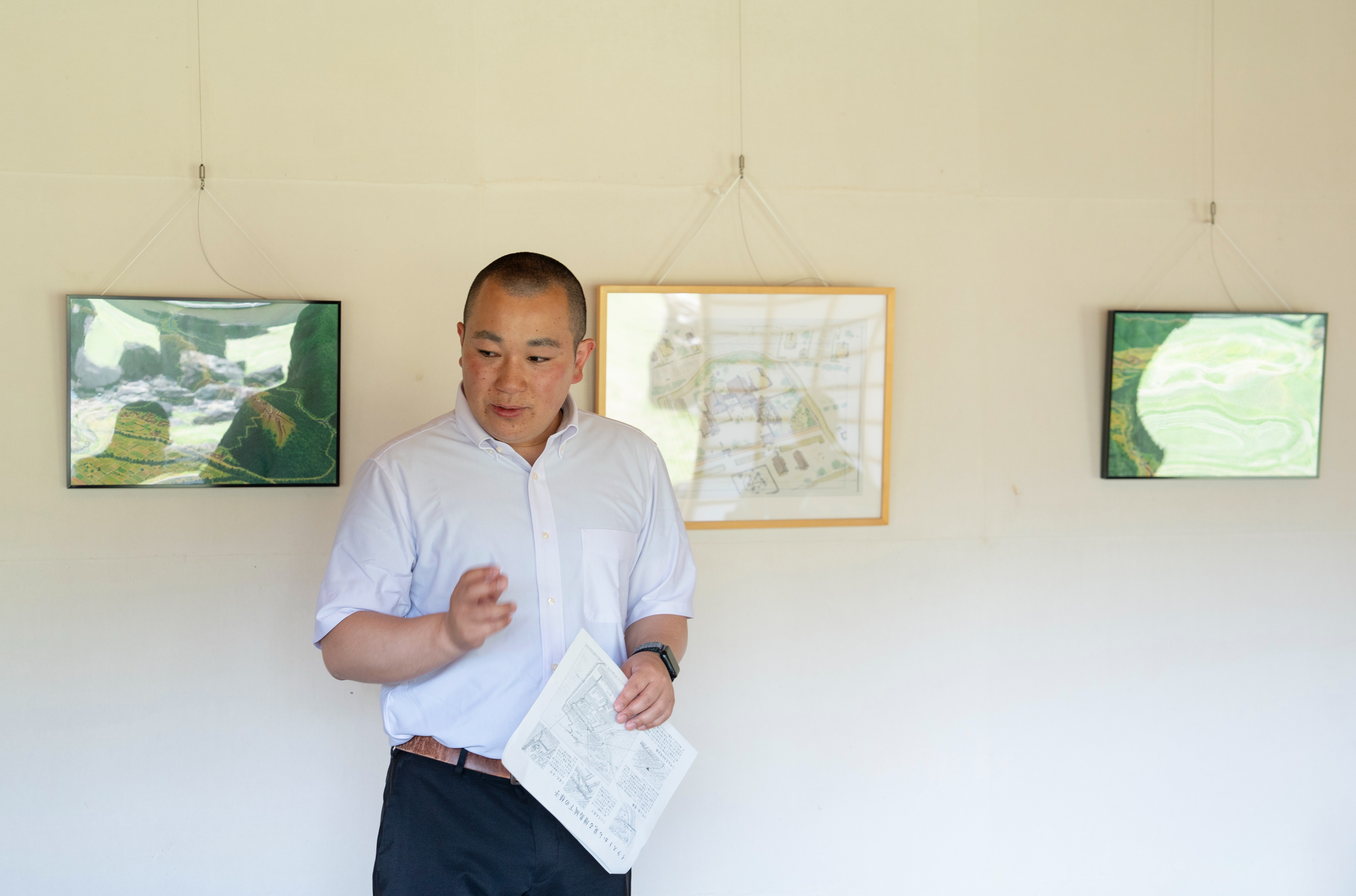 「江馬氏館」復元イラストのラフスケッチを公開され、市教委学芸員による復元イラストの解説が行われました