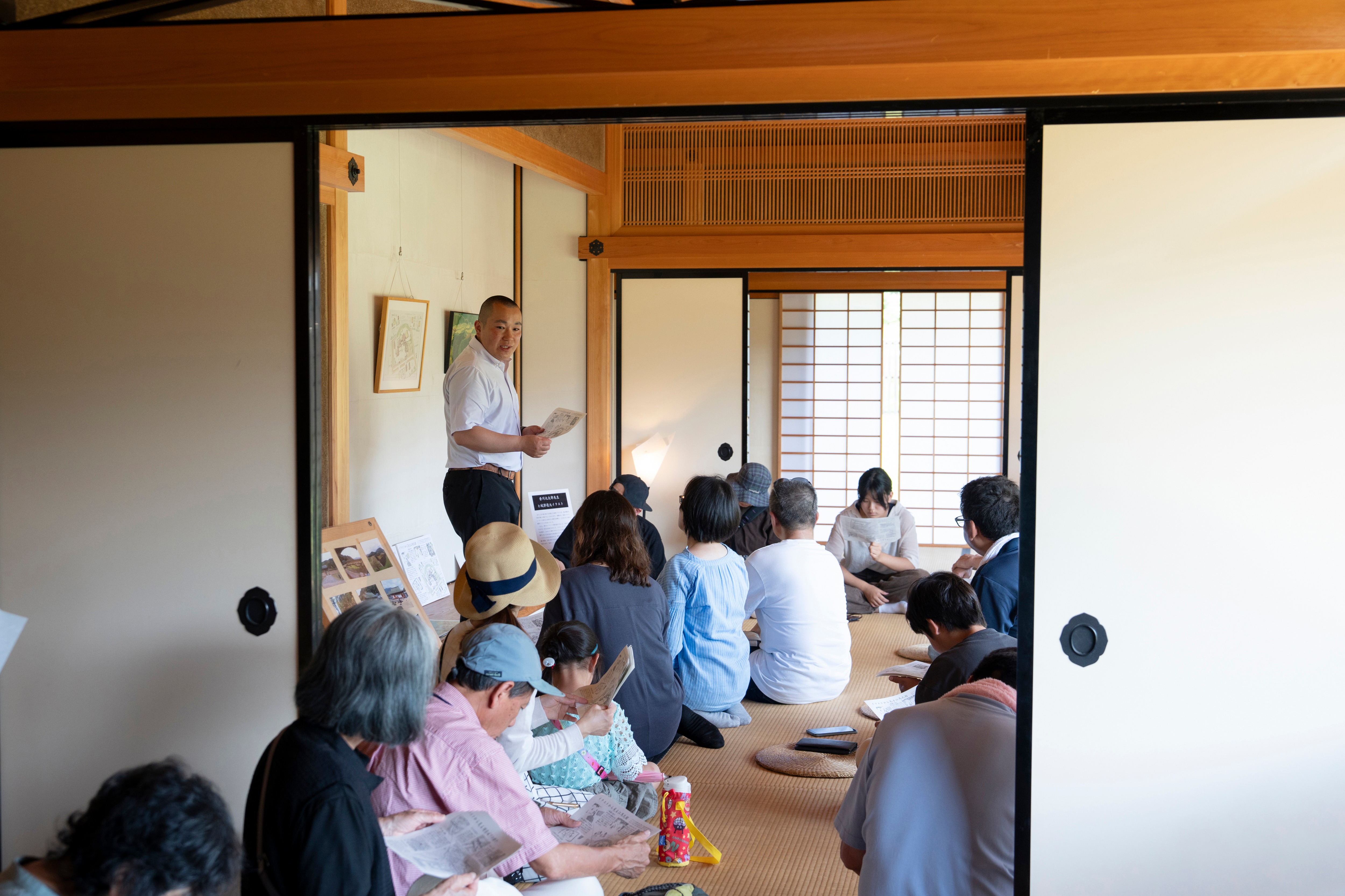 「江馬氏館」復元イラストのラフスケッチを公開され、市教委学芸員による復元イラストの解説が行われました