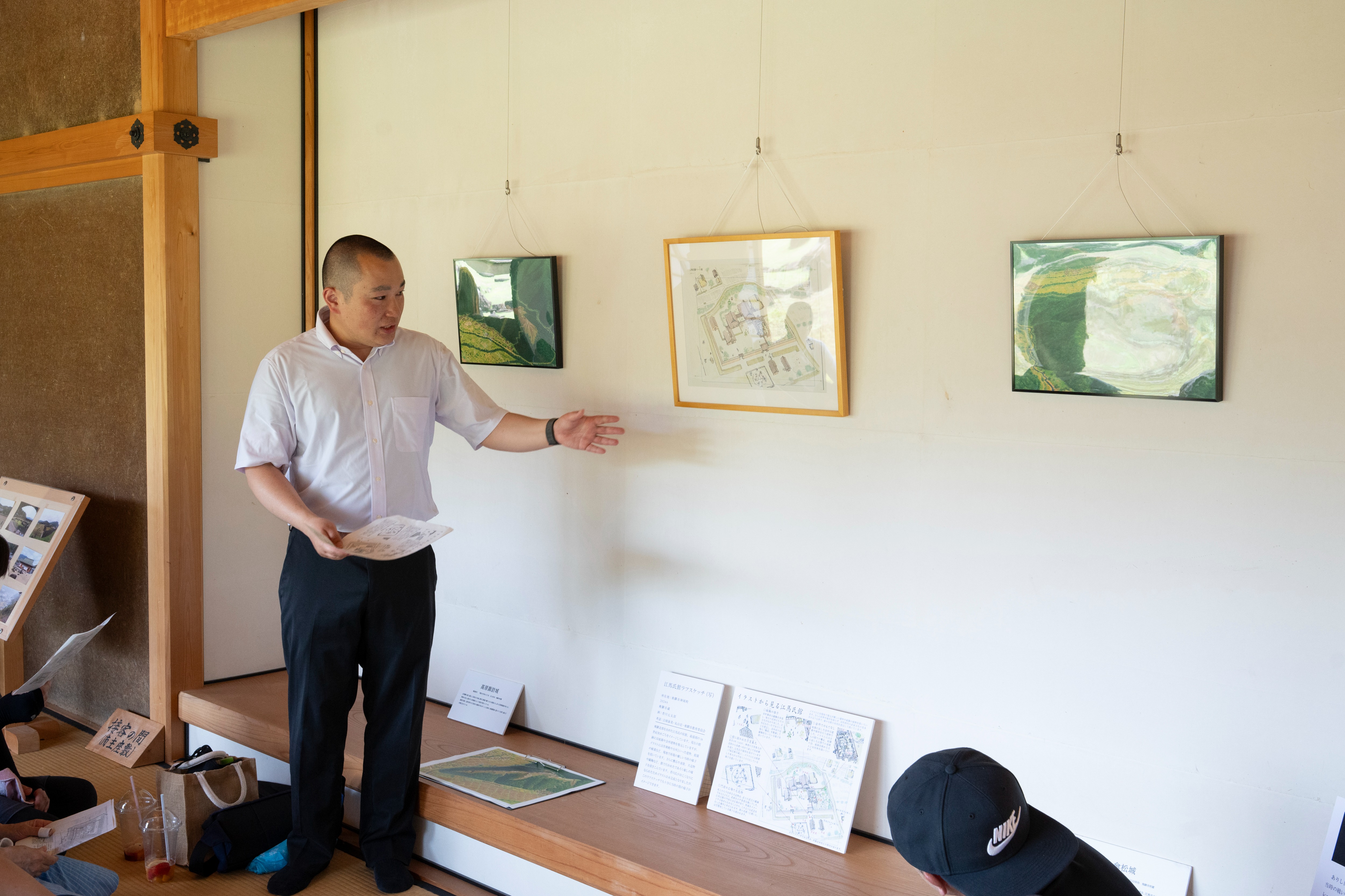 「江馬氏館」復元イラストのラフスケッチを公開され、市教委学芸員による復元イラストの解説が行われました