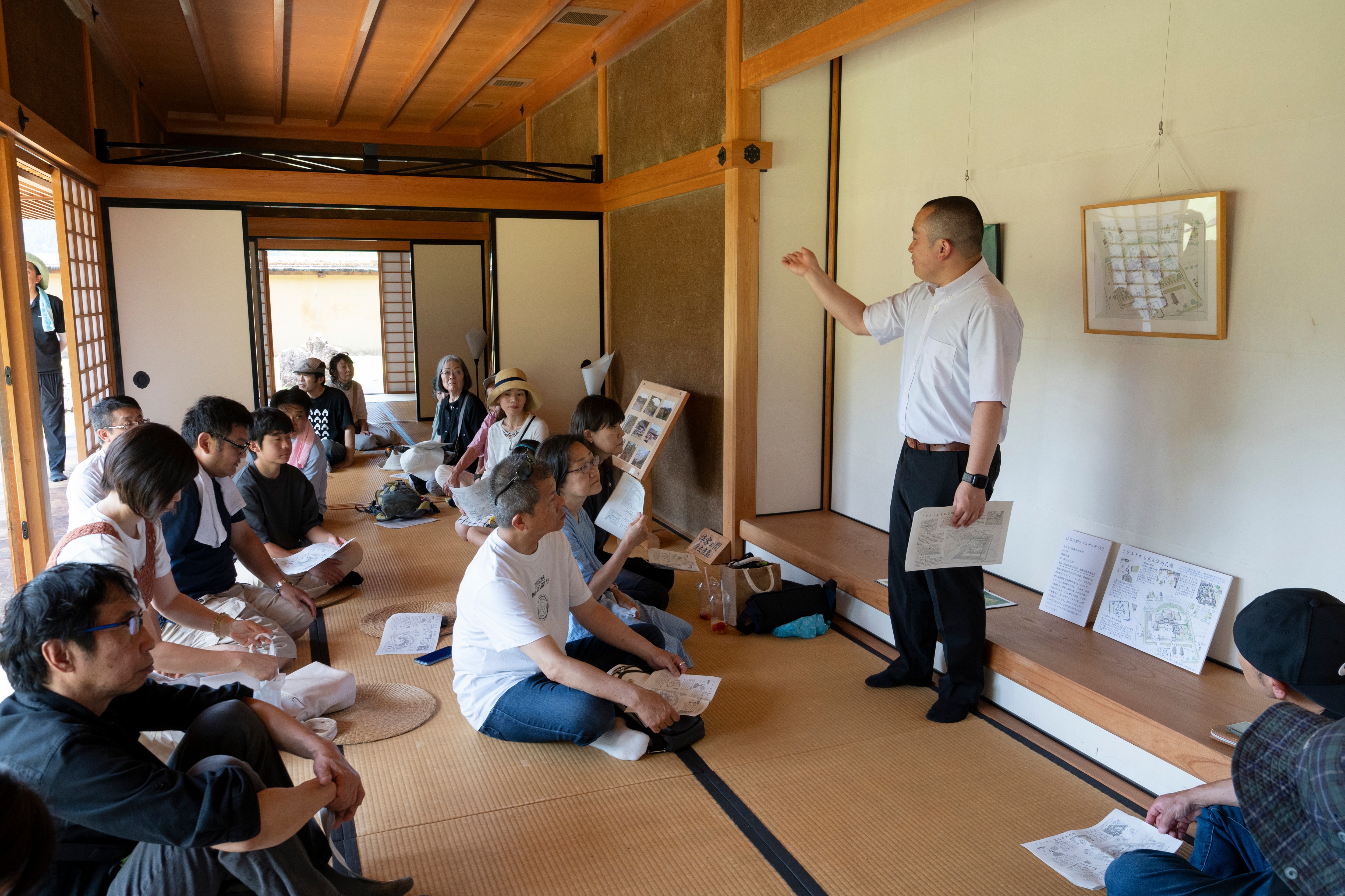 「江馬氏館」復元イラストのラフスケッチを公開され、市教委学芸員による復元イラストの解説が行われました