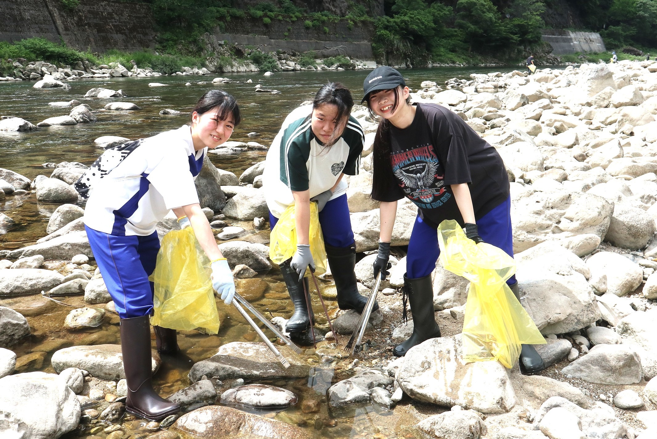 宮川下流域のプラごみ回収　ボランティアが汗