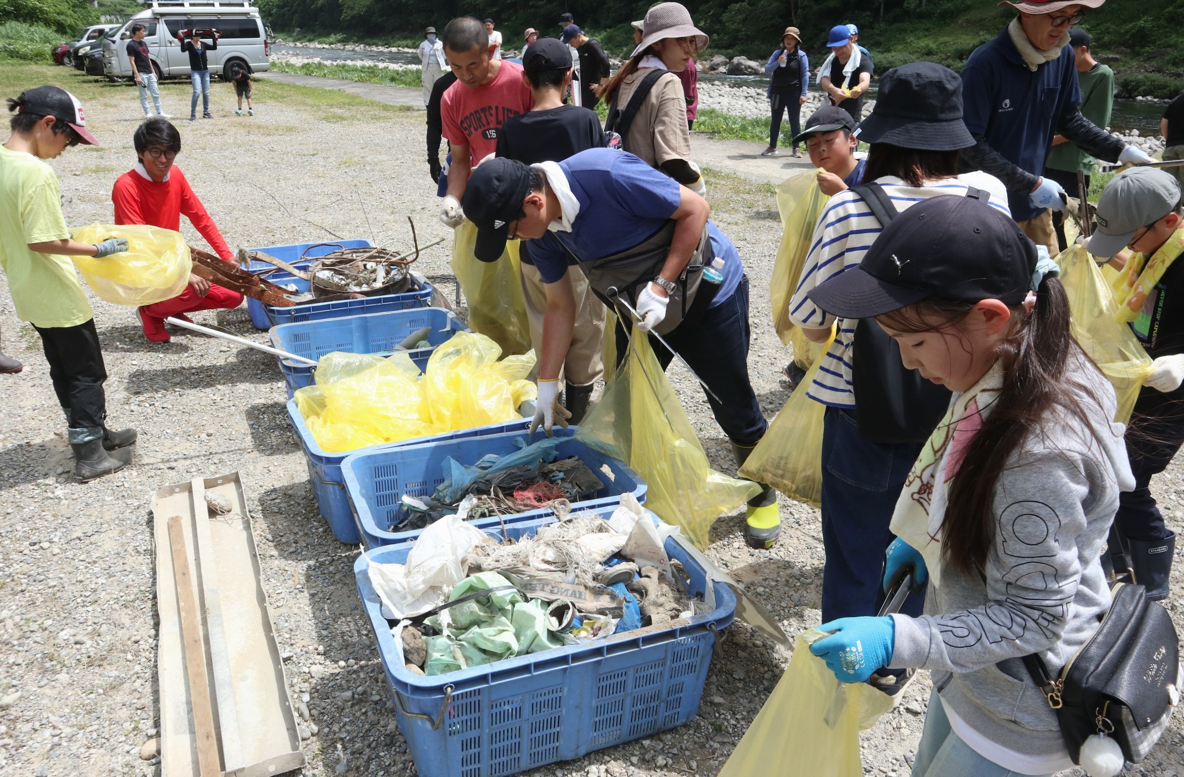 宮川下流域のプラごみ回収　ボランティアが汗
