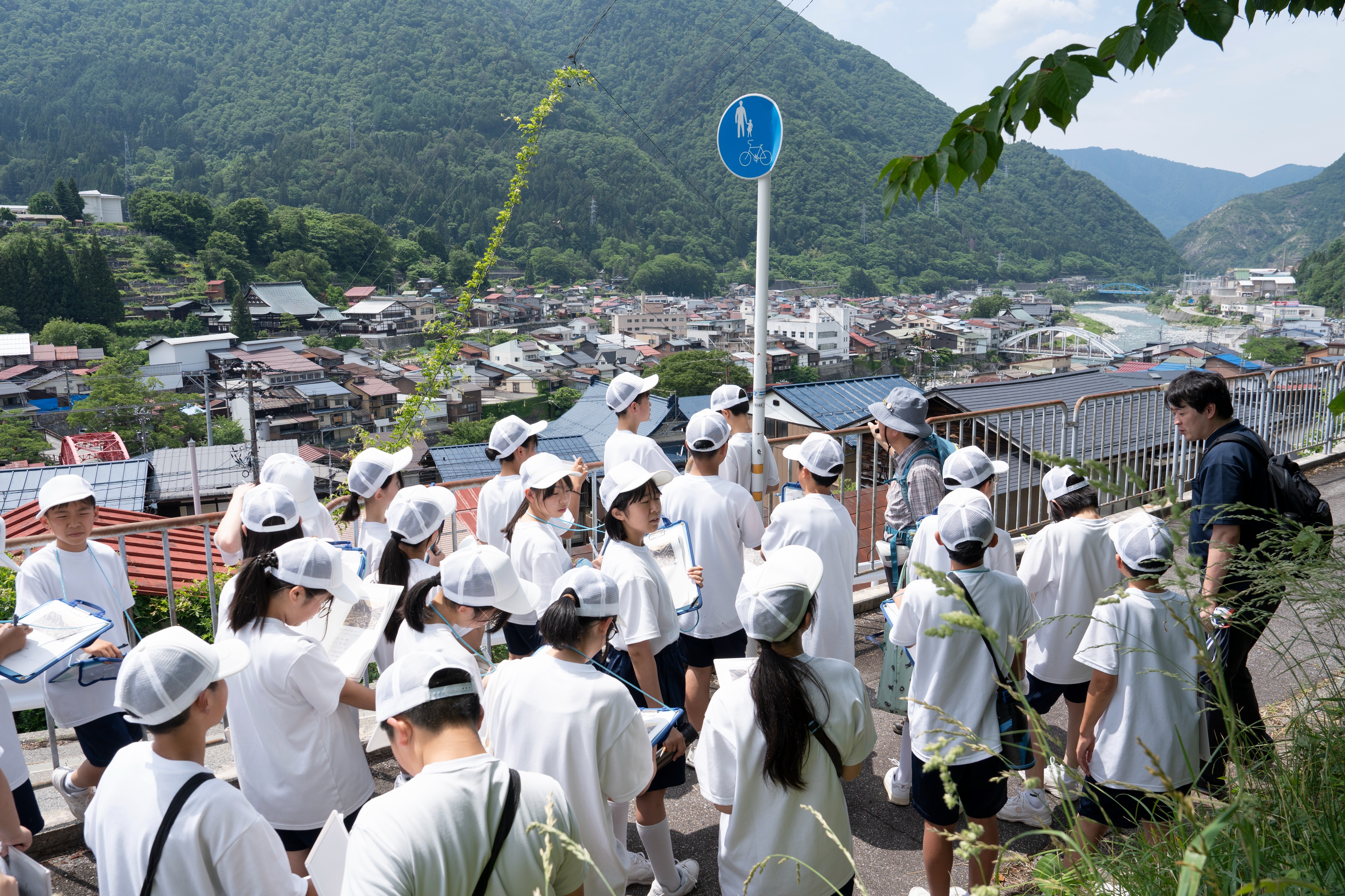 神岡中学校1年生が探Q学習「ブラタナカ」で町を散策