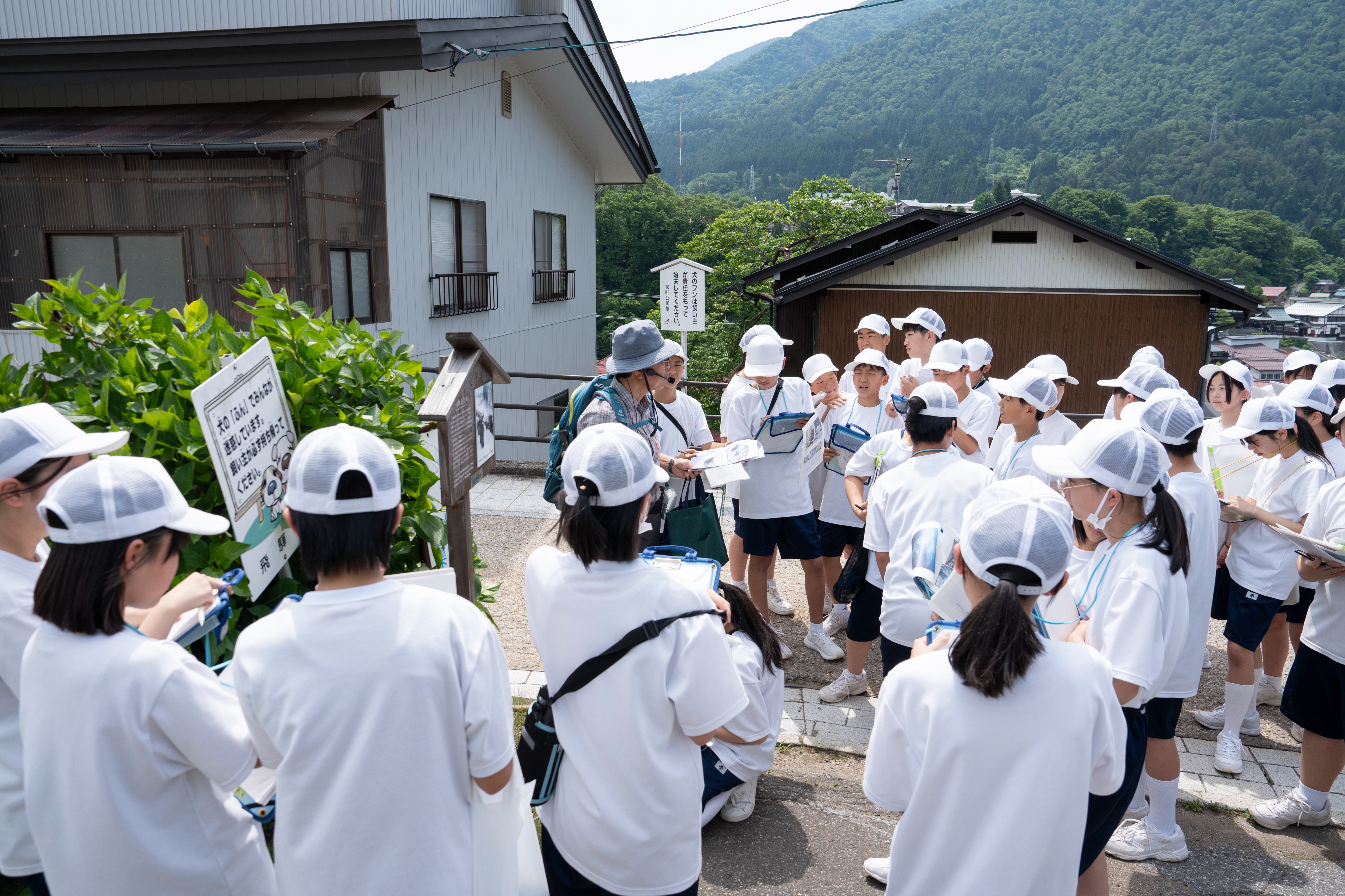 神岡中学校1年生が探Q学習「ブラタナカ」で町を散策