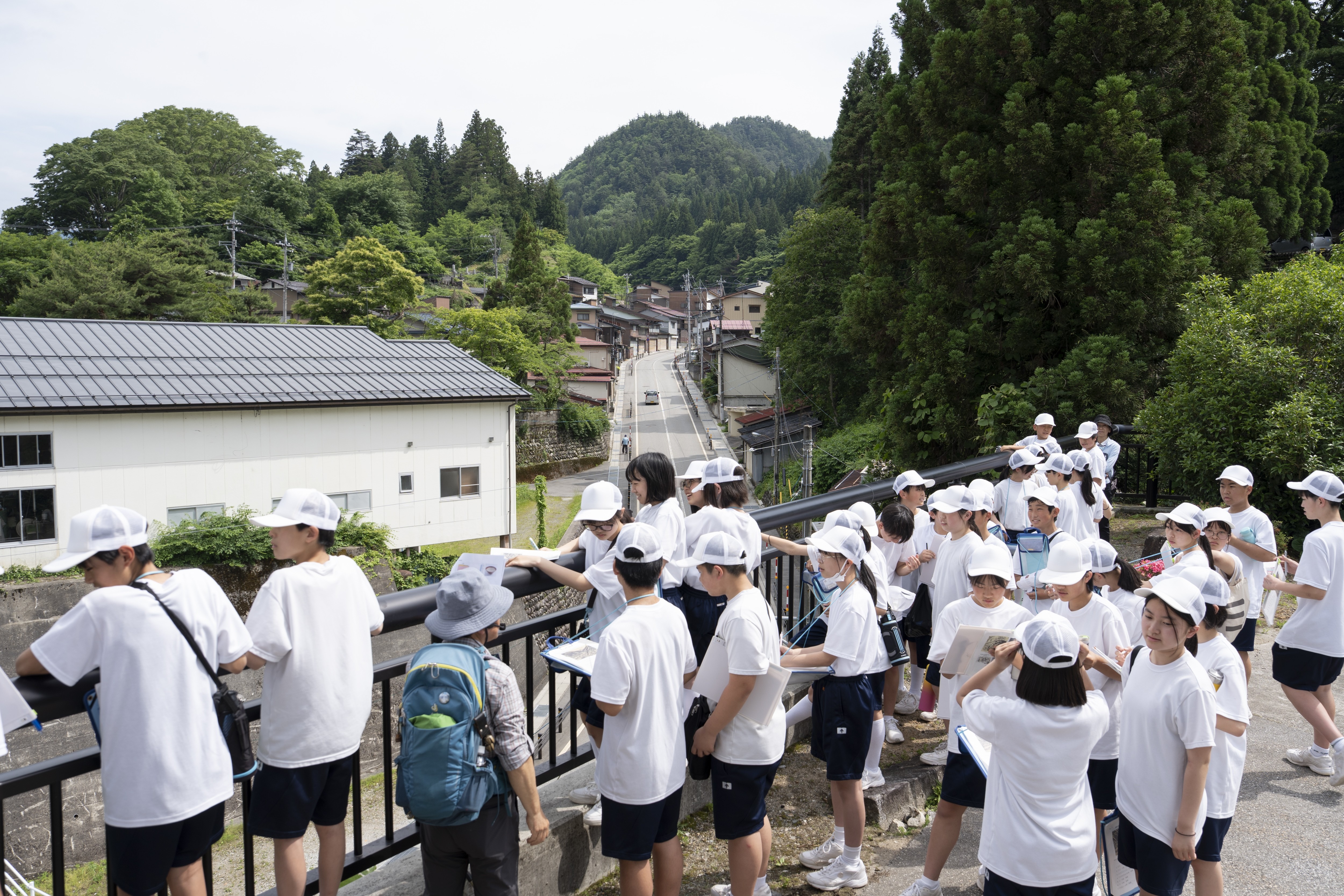 神岡中学校1年生が探Q学習「ブラタナカ」で町を散策