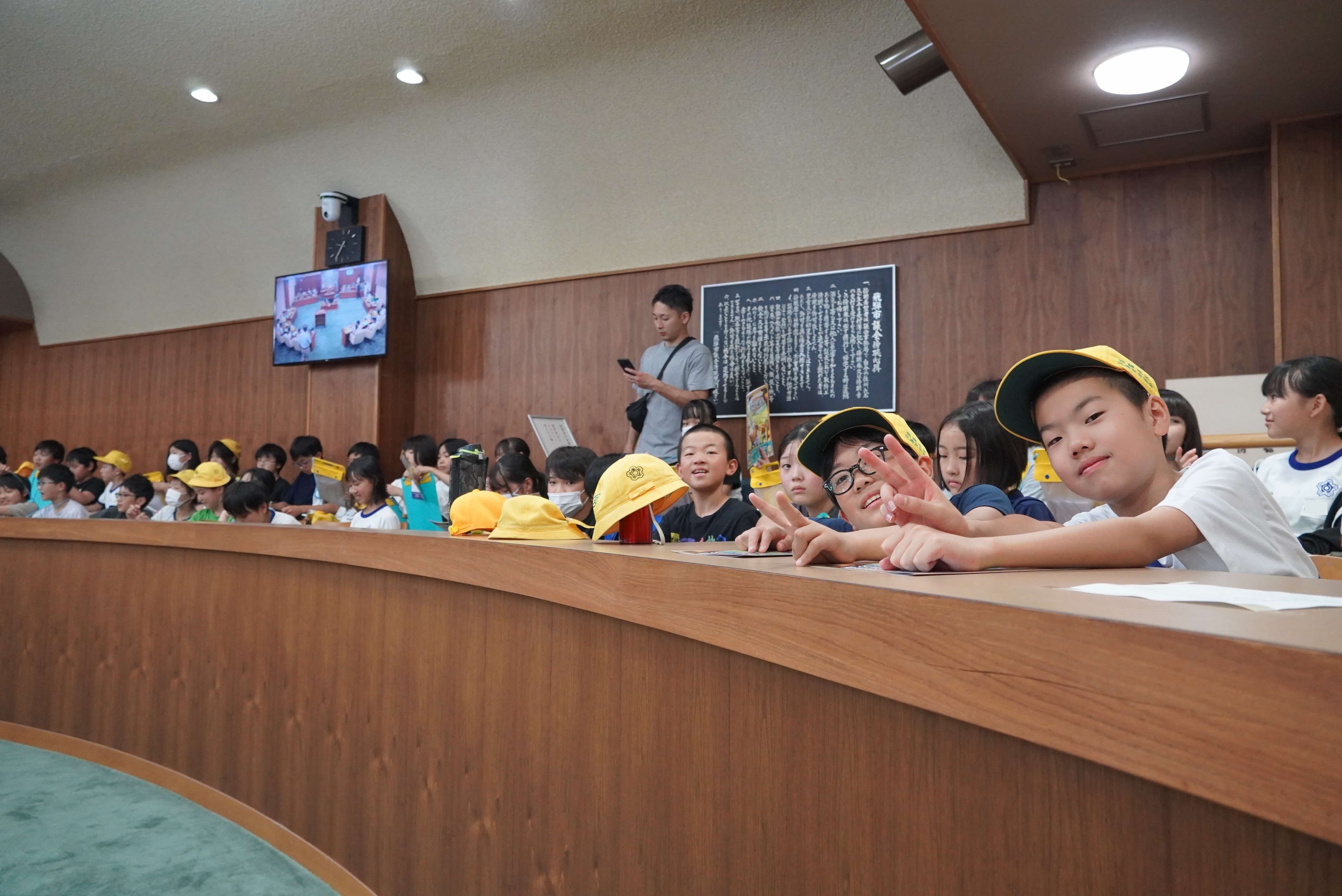 飛騨市議会議場を見学し、模擬議会も体験しました
