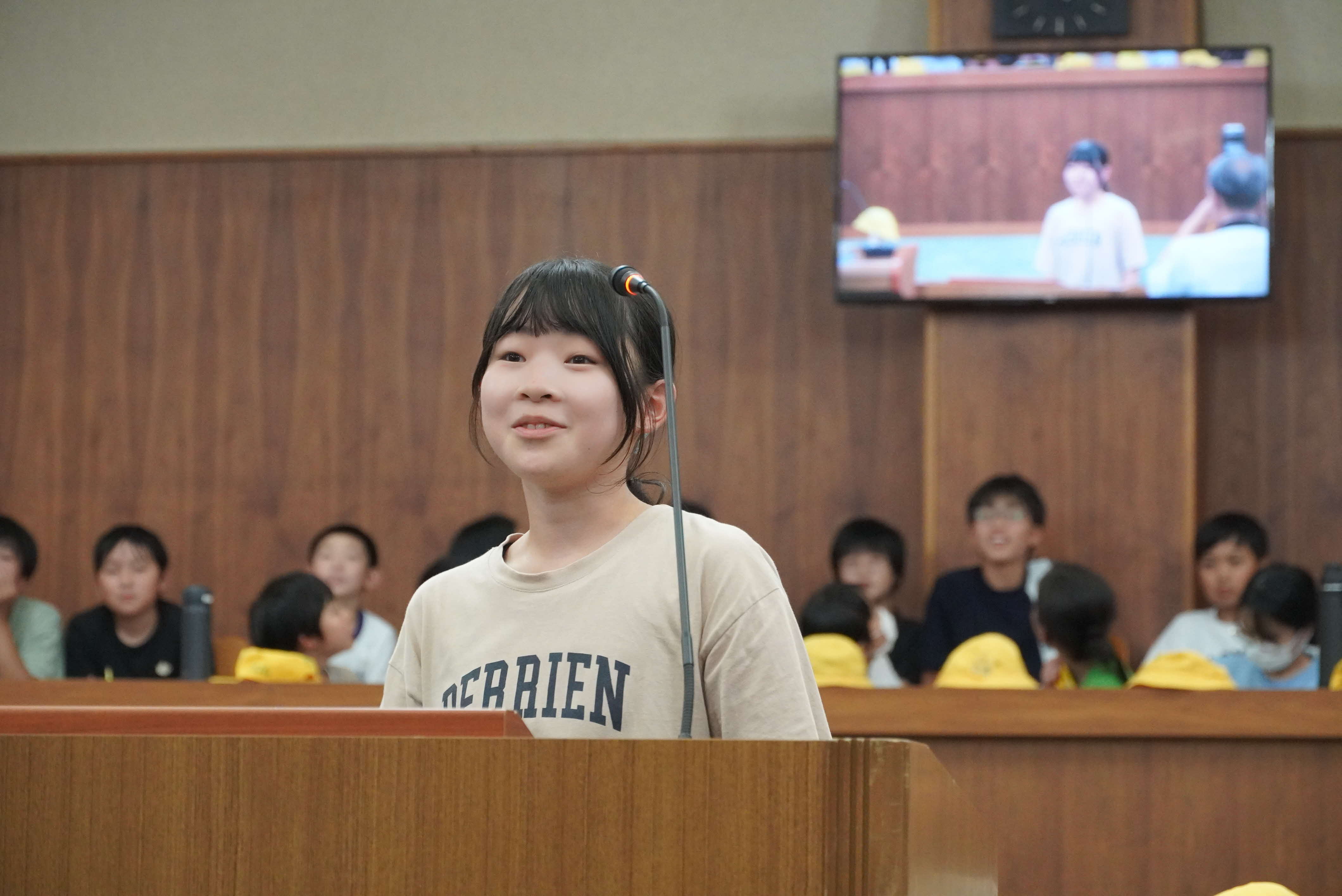 飛騨市議会議場を見学し、模擬議会も体験しました