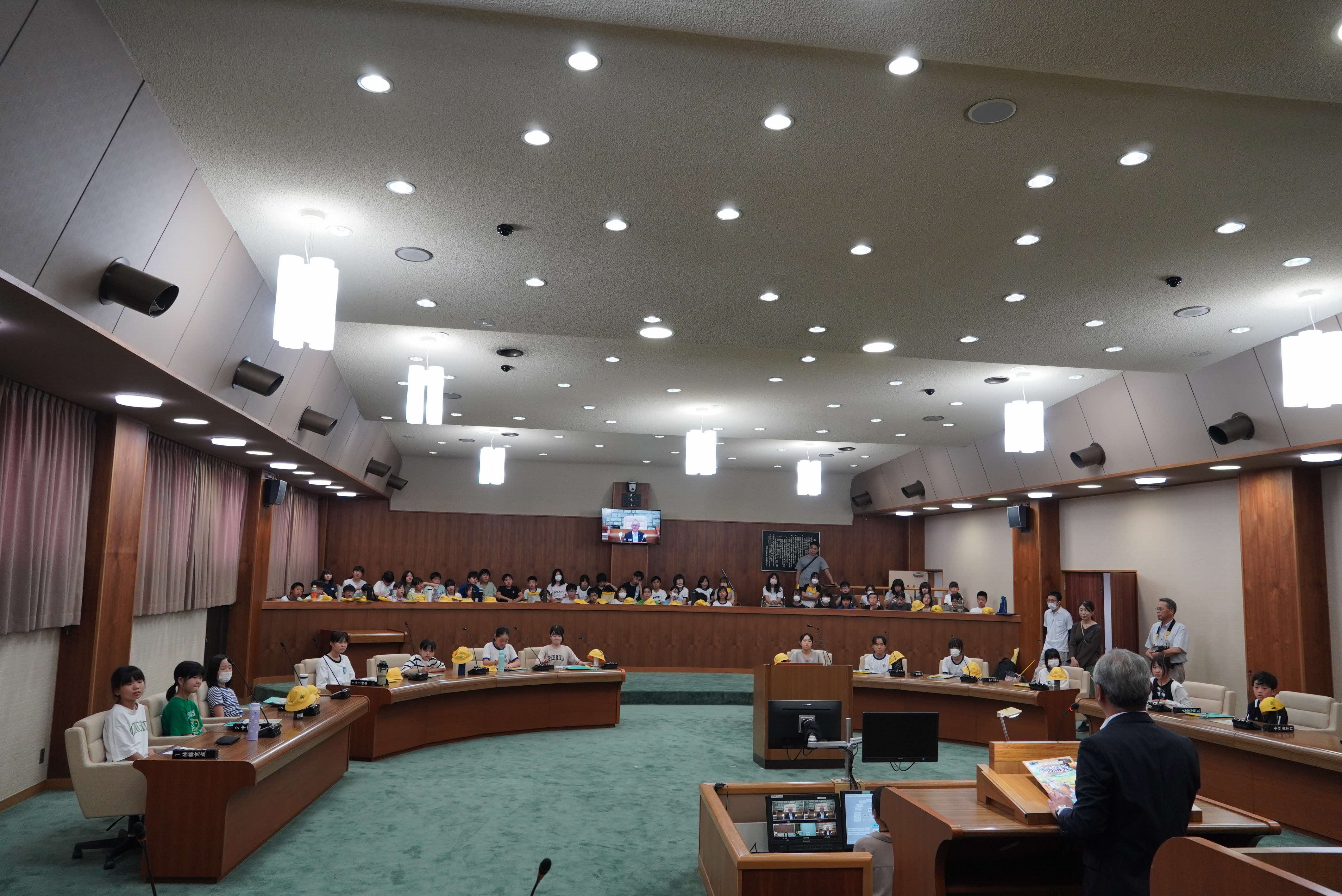 飛騨市議会議場を見学し、模擬議会も体験しました