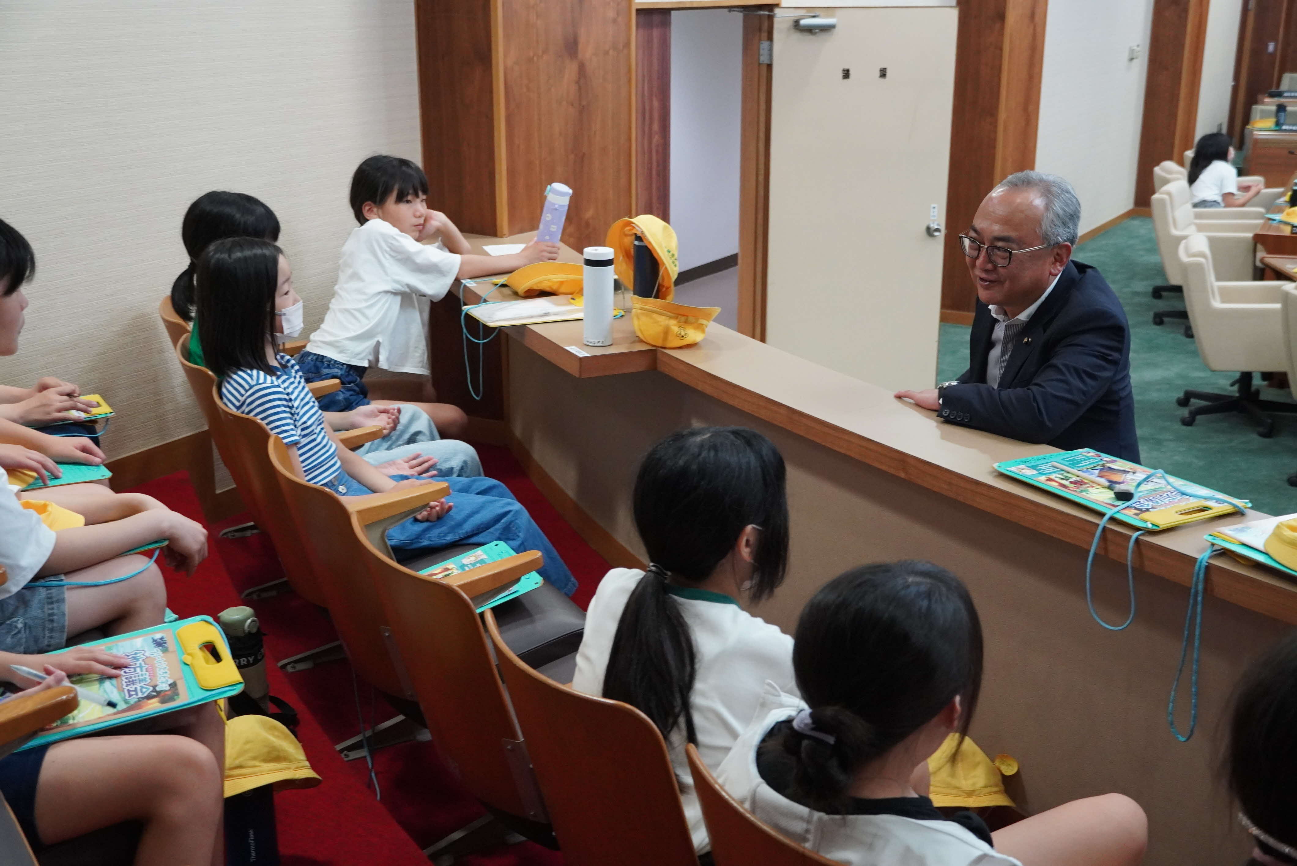 飛騨市議会議場を見学し、模擬議会も体験しました
