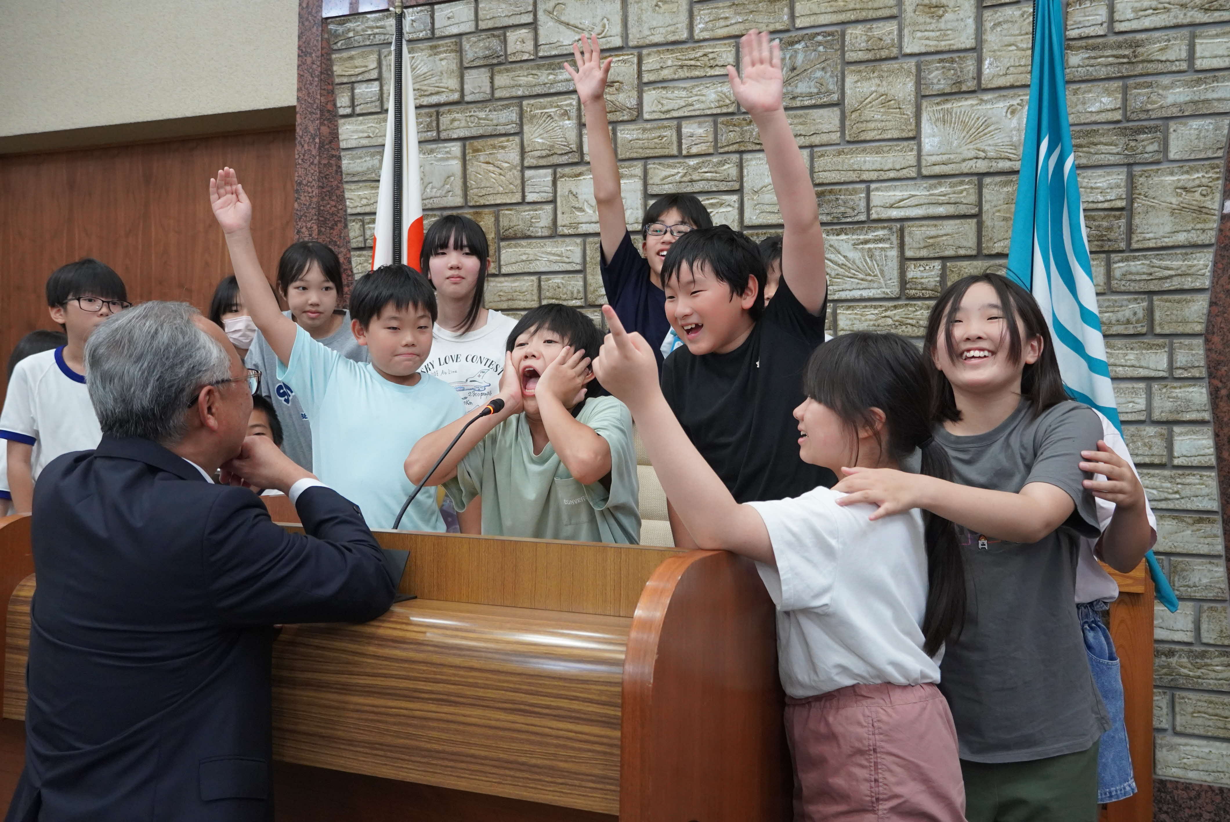 飛騨市議会議場を見学し、模擬議会も体験しました
