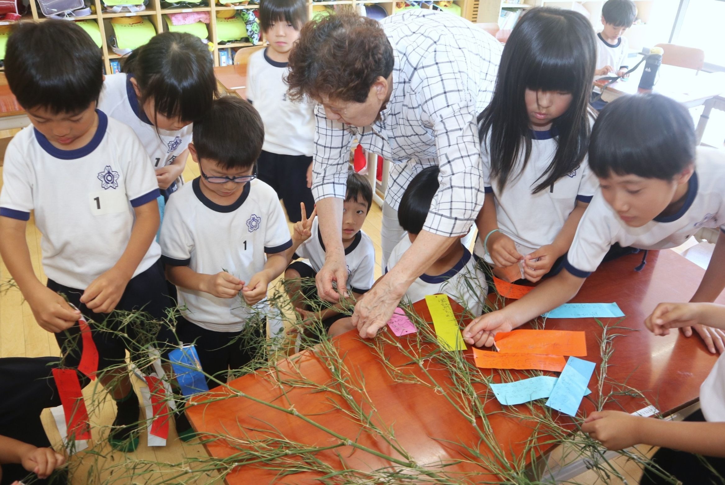 地域ボランティアと一緒に「七夕飾り」を楽しみました