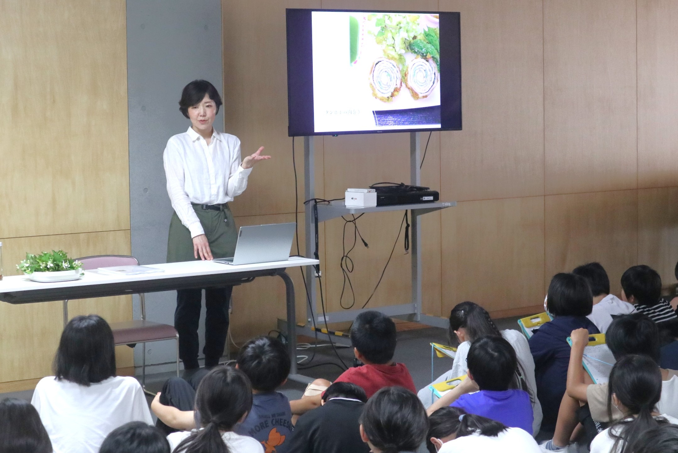 古川小６年生が薬草を使った化粧水づくりを楽しみました