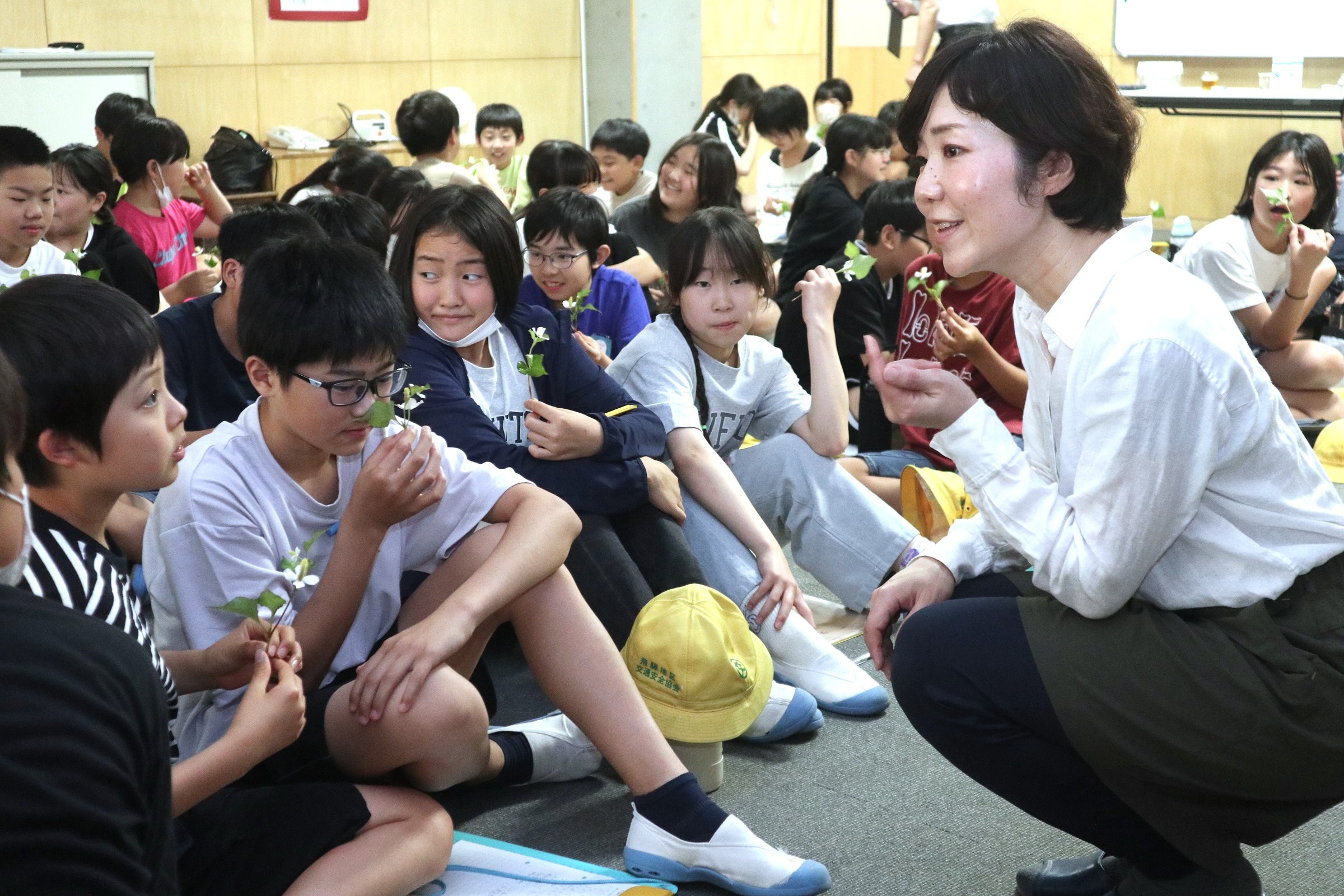 古川小６年生が薬草を使った化粧水づくりを楽しみました