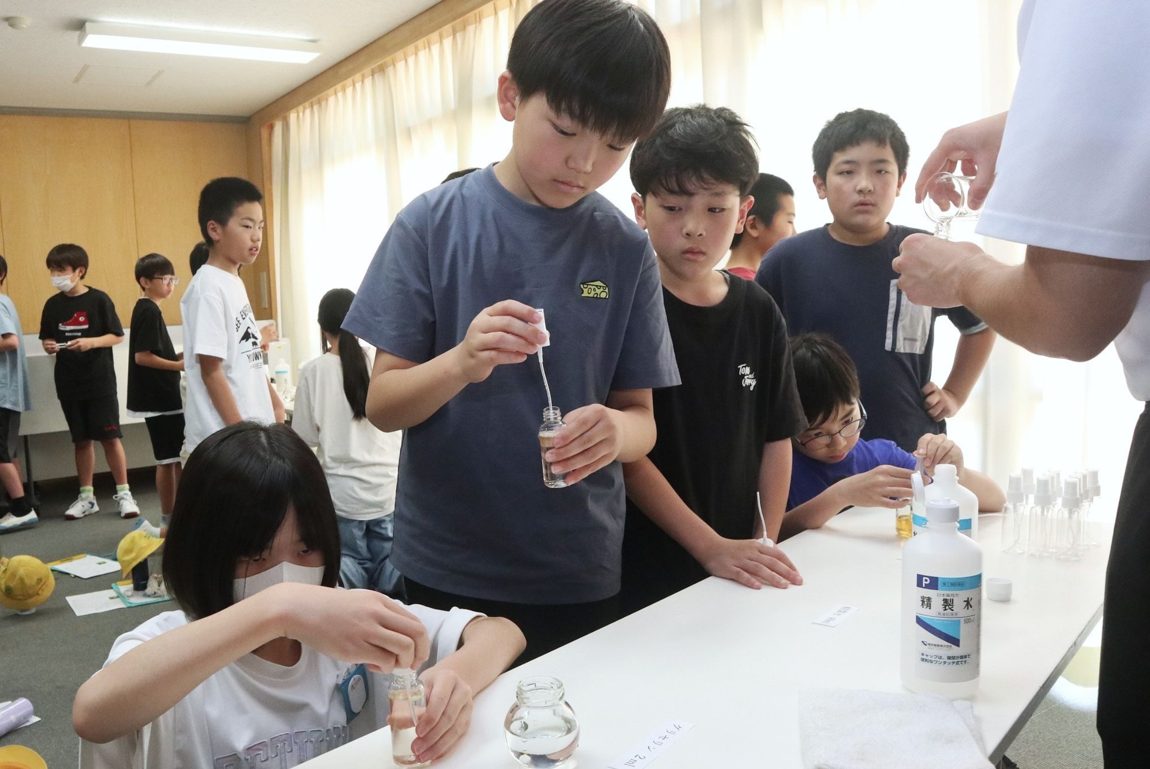 古川小６年生が薬草を使った化粧水づくりを楽しみました