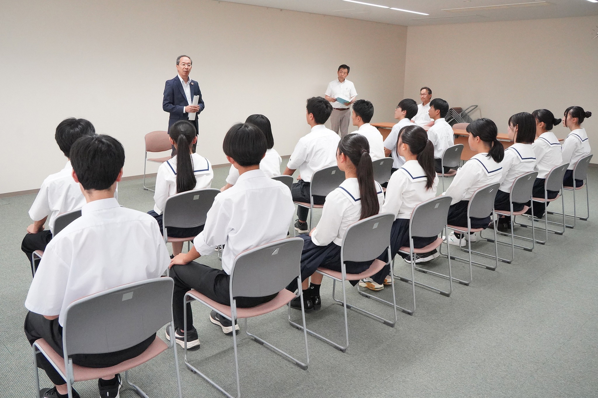 台湾でのホームステイ研修を前に高校生らが意気込みを語りました
