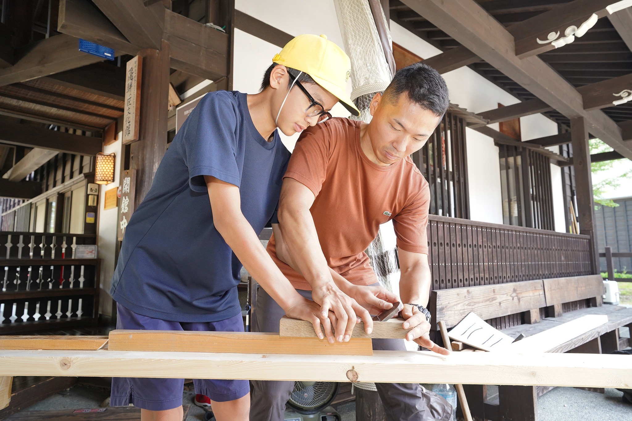 古川小6年生がかんな削り体験や町並み見学などを行いました