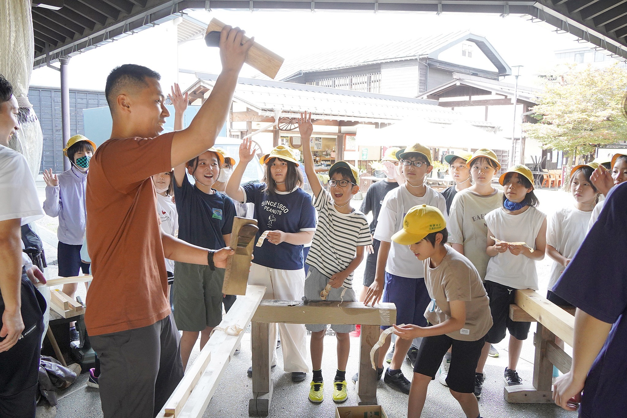 古川小6年生がかんな削り体験や町並み見学などを行いました