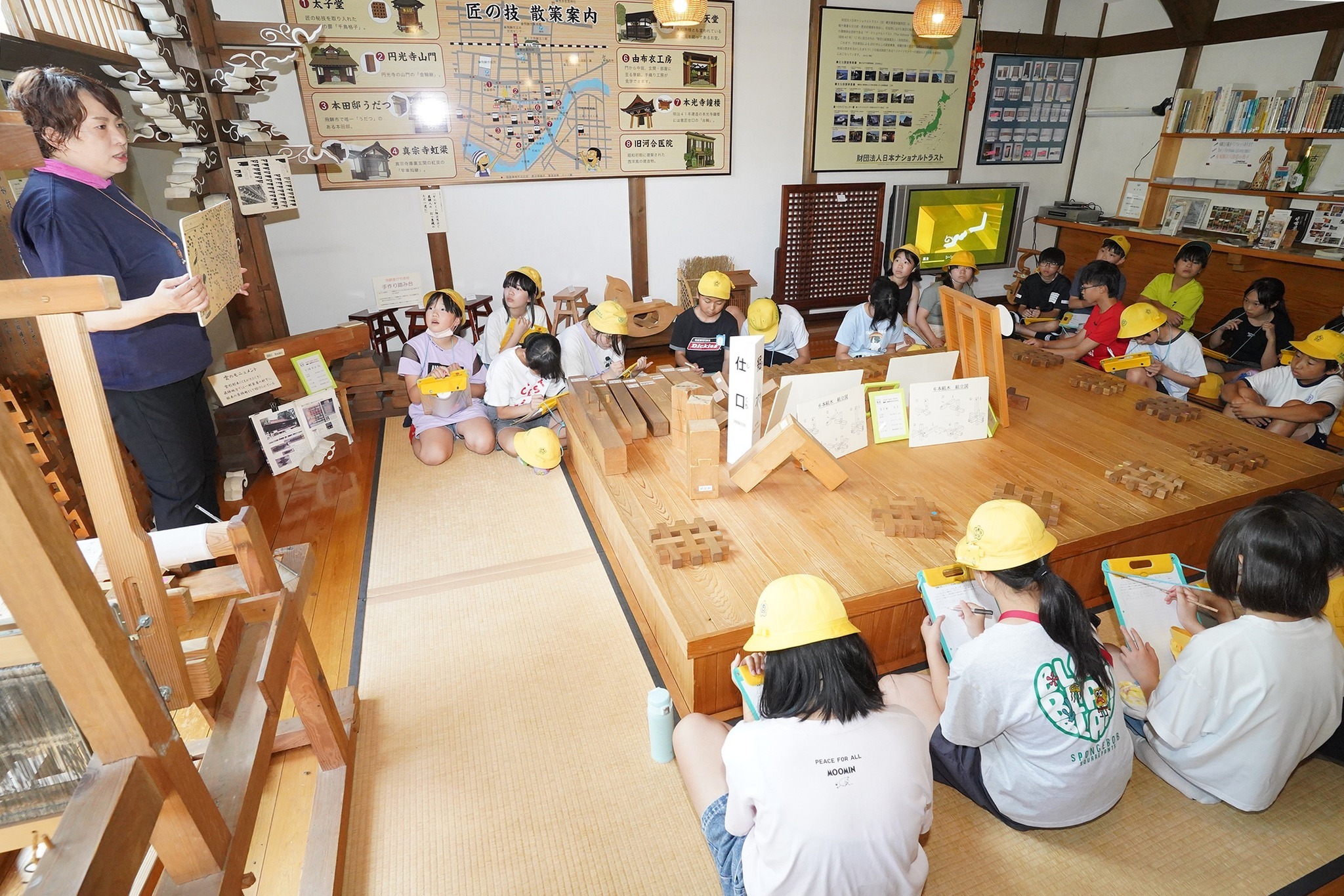 古川小6年生がかんな削り体験や町並み見学などを行いました