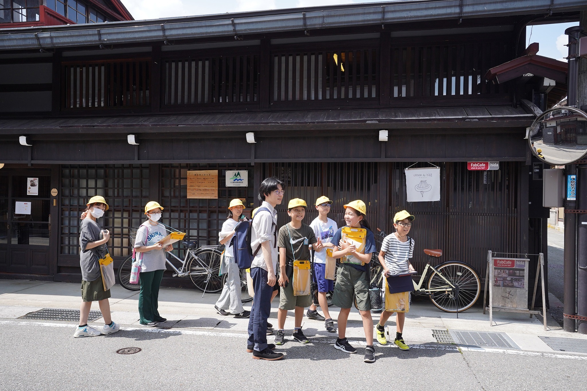 古川小6年生がかんな削り体験や町並み見学などを行いました