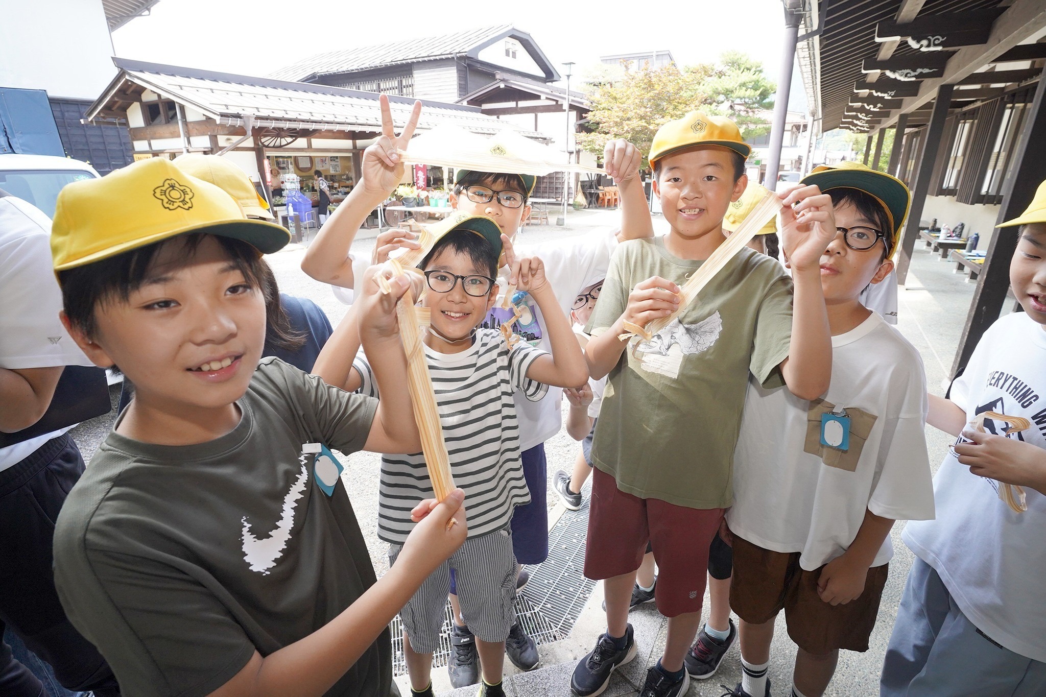 古川小6年生がかんな削り体験や町並み見学などを行いました