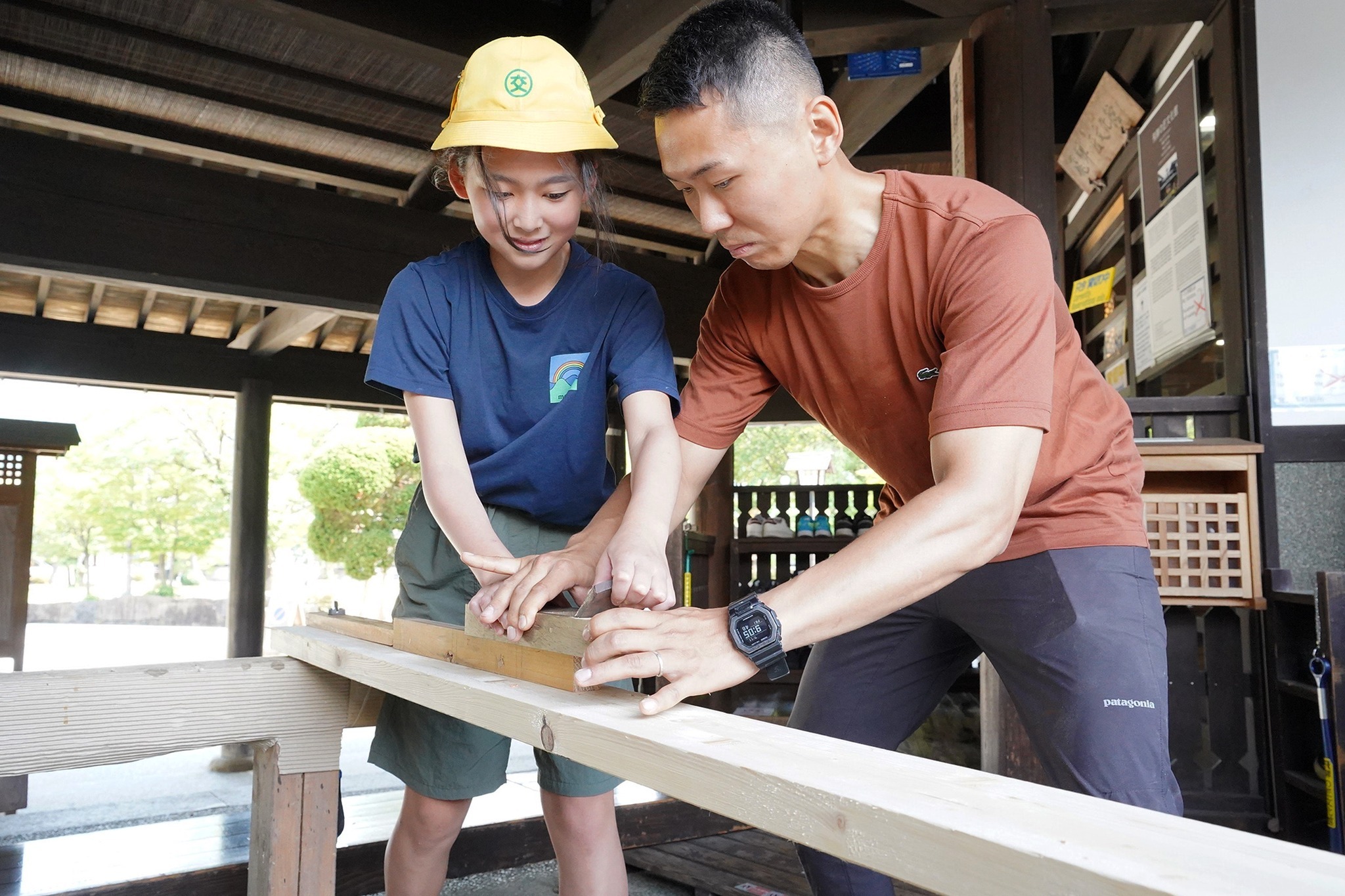 古川小6年生がかんな削り体験や町並み見学などを行いました