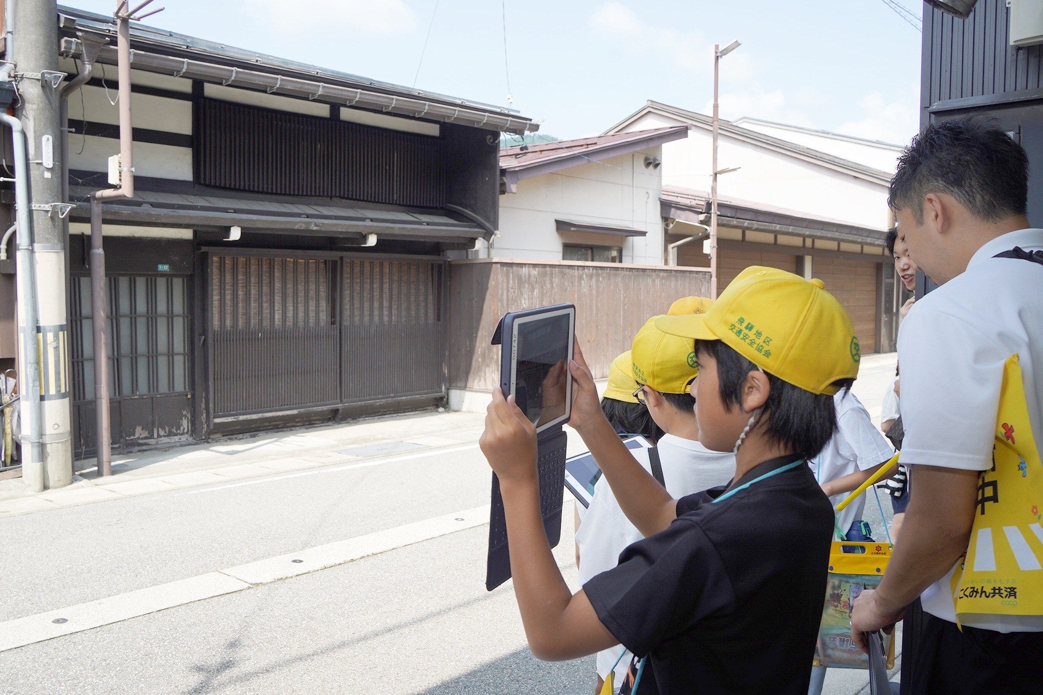 古川小6年生がかんな削り体験や町並み見学などを行いました