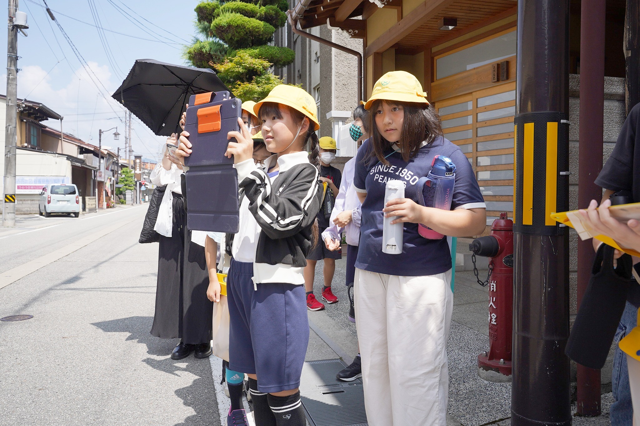 古川小6年生がかんな削り体験や町並み見学などを行いました