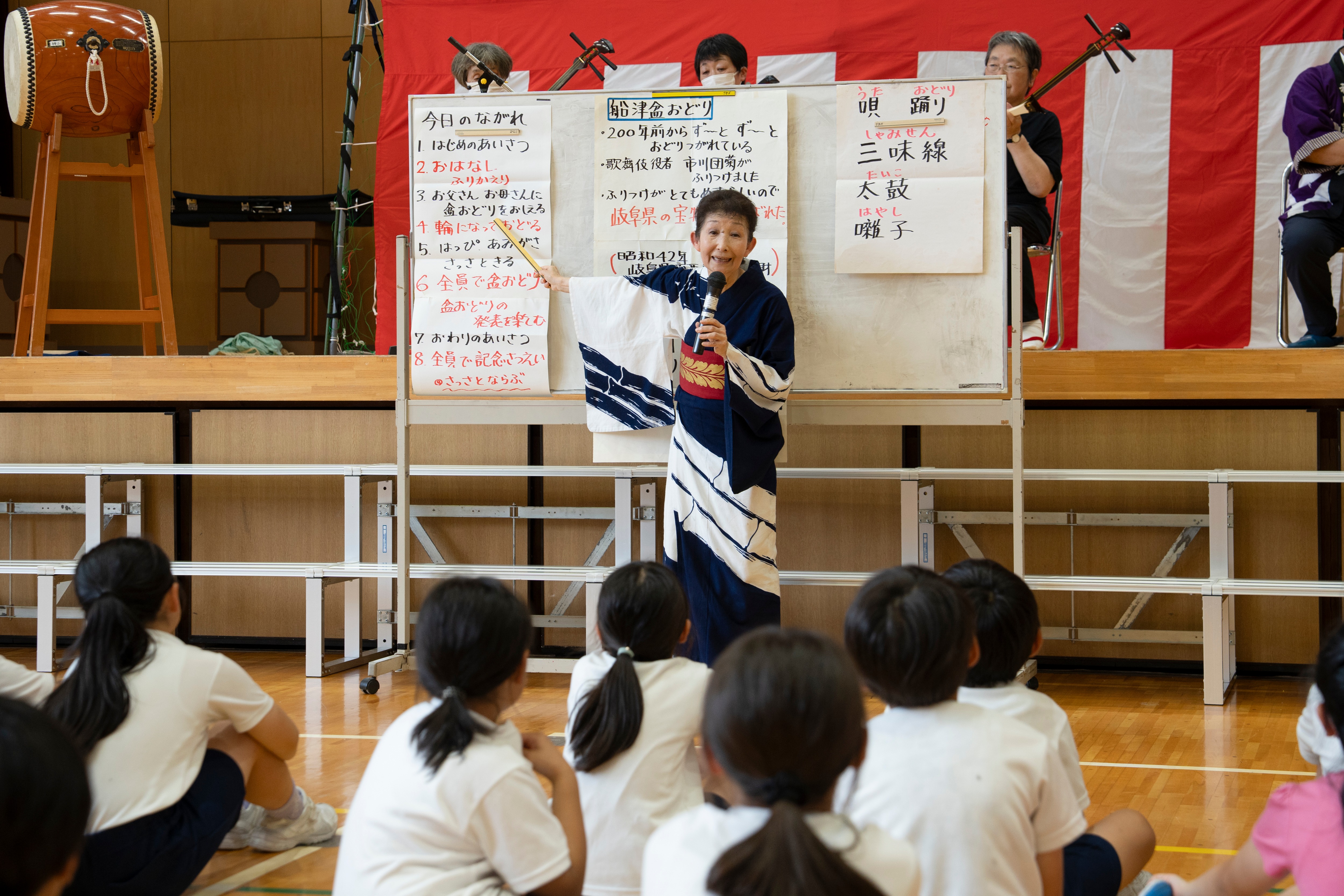 神岡小学校3年生が親子で「船津盆踊り」を学習
