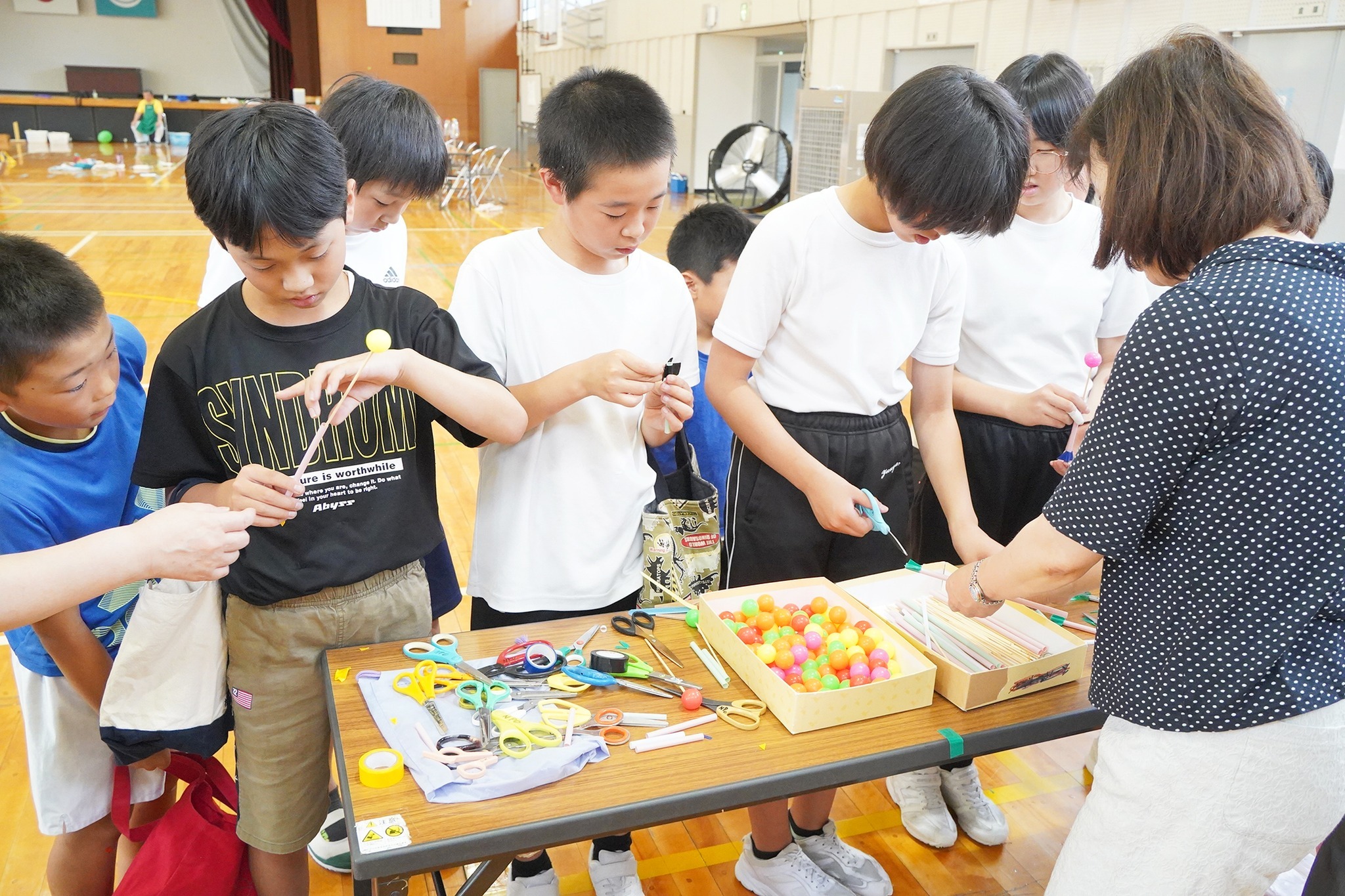 「こどもフェスタ」で科学の不思議や手作りの楽しさを学びました