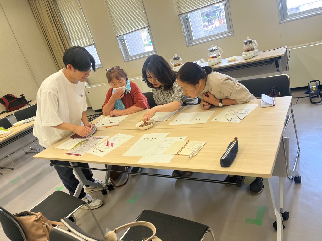 和漢薬を学び飲んだり嗅いだり体験もしました