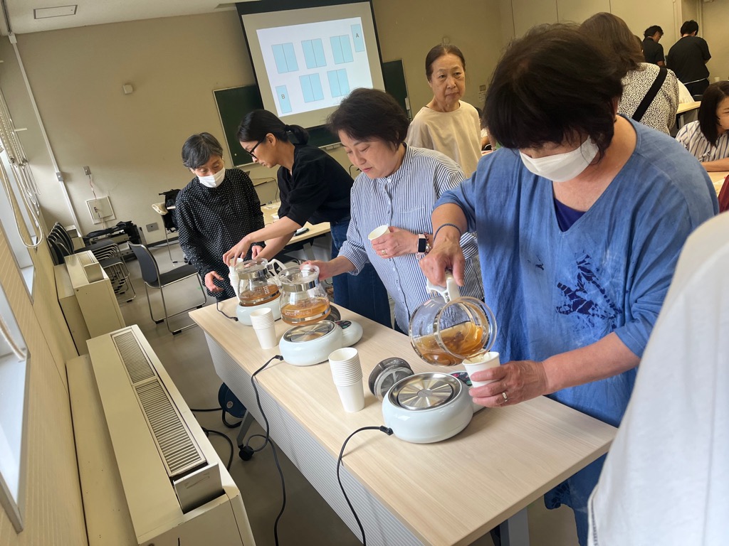 和漢薬を学び飲んだり嗅いだり体験もしました