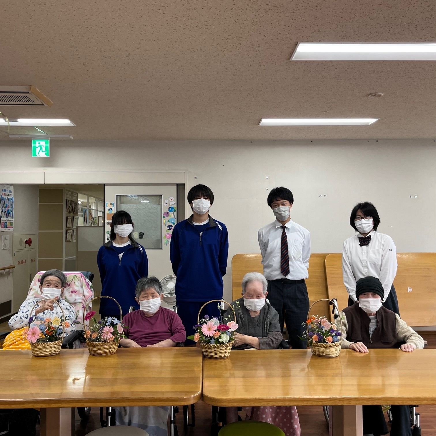 飛騨神岡高校華道部がたんぽぽ苑へフラワーアレンジメントを贈りました