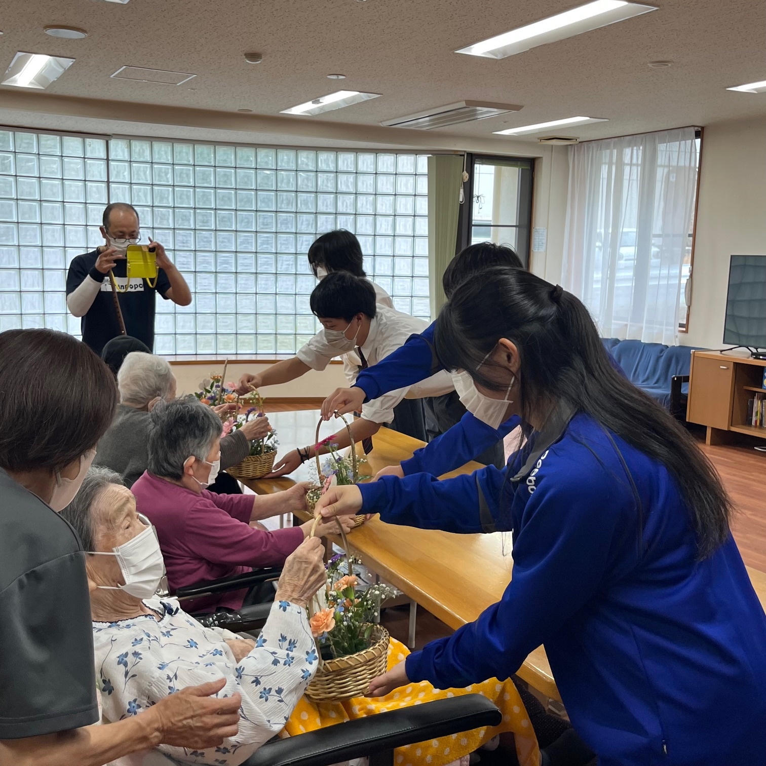飛騨神岡高校華道部がたんぽぽ苑へフラワーアレンジメントを贈りました