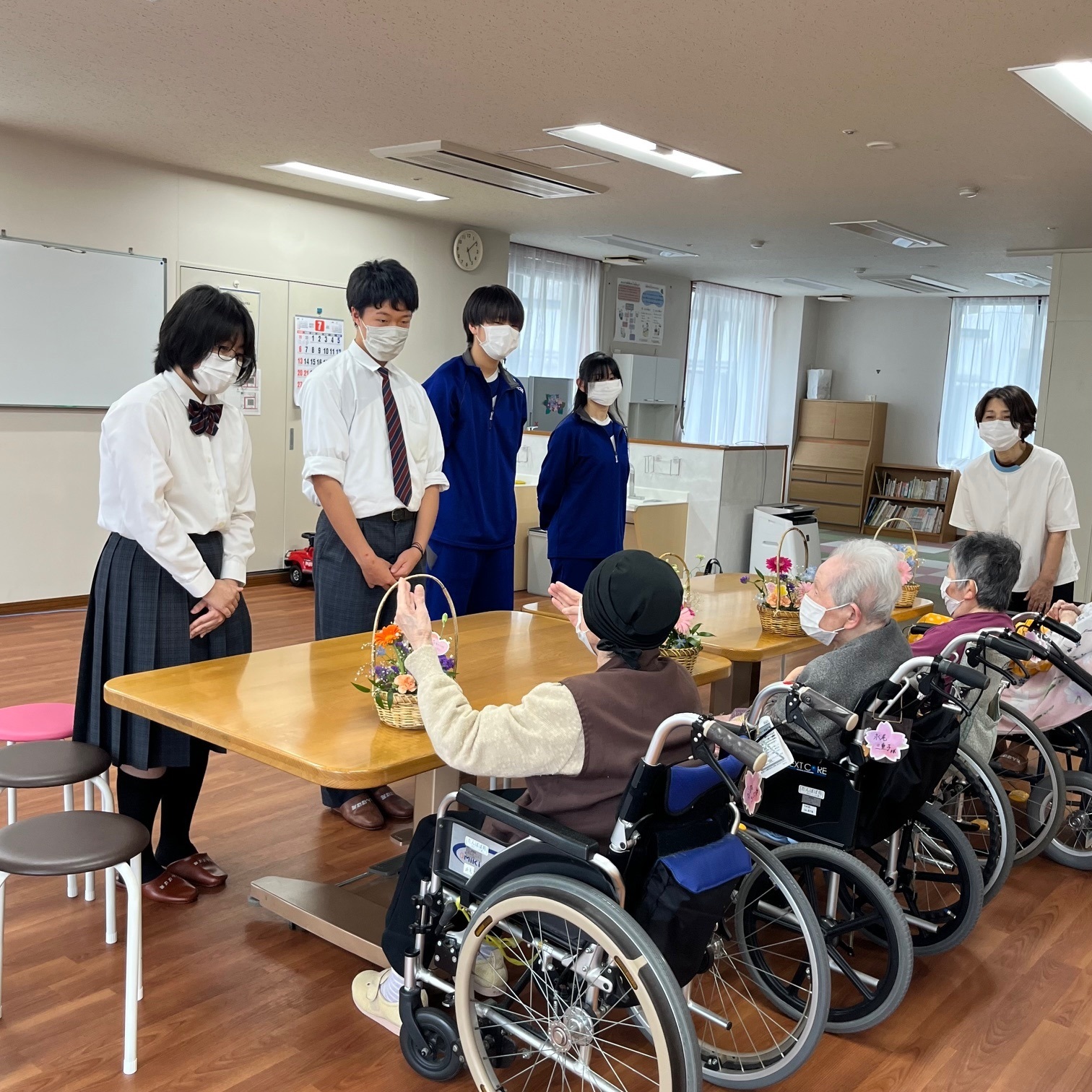 飛騨神岡高校華道部がたんぽぽ苑へフラワーアレンジメントを贈りました