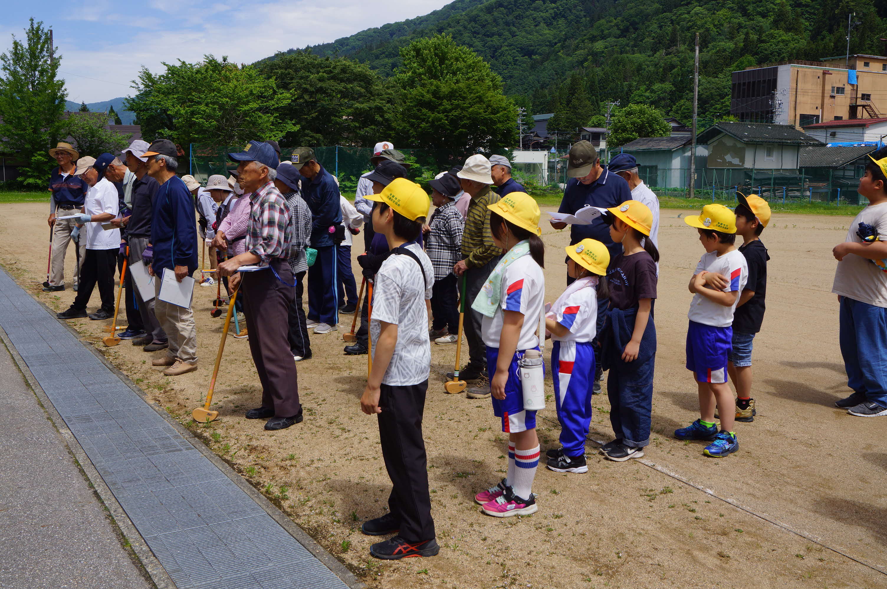宮川小児童とシニアクラブがグラウンドゴルフで交流