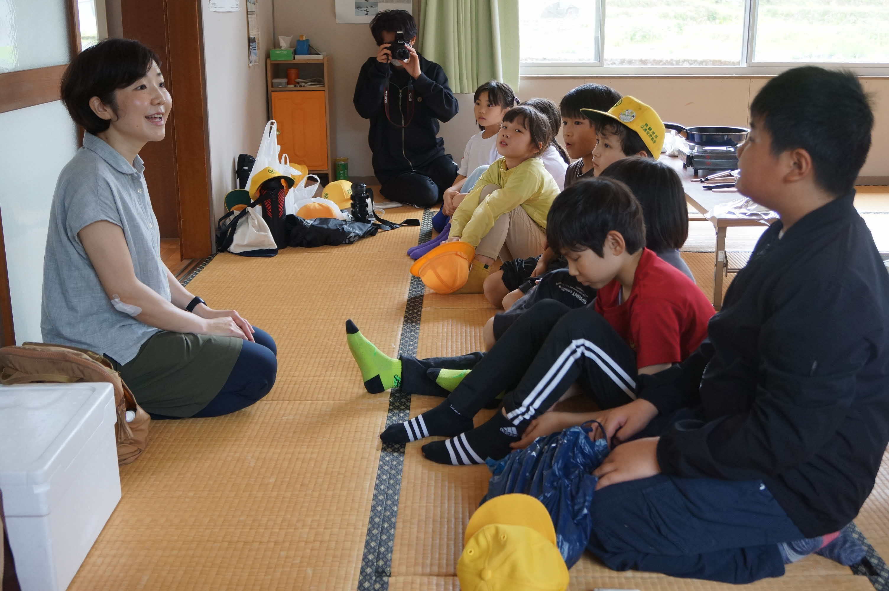 宮川小児童が薬草採取とガレットづくり