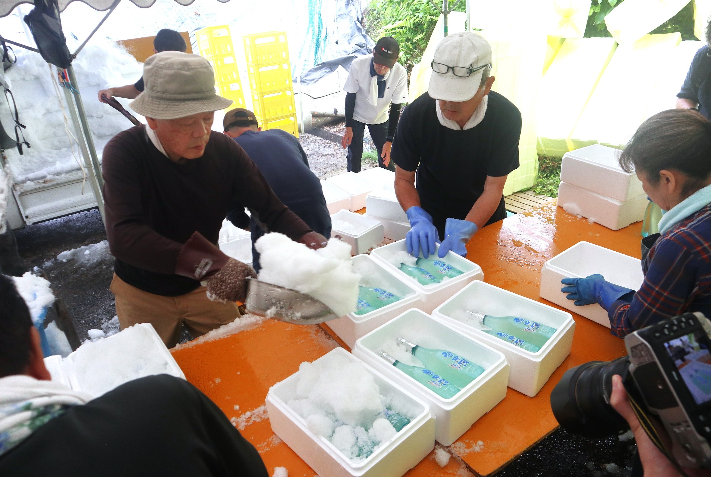 雪室で熟成させた「飛騨かわい雪中酒」の出荷が始まりました
