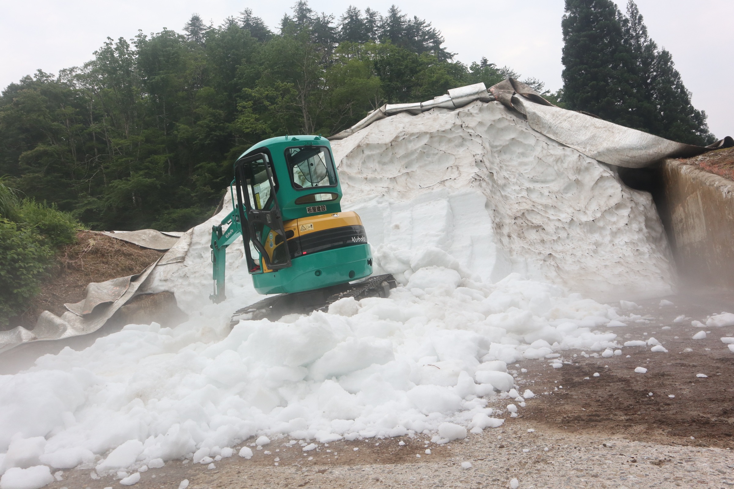 雪室で熟成させた「飛騨かわい雪中酒」の出荷が始まりました