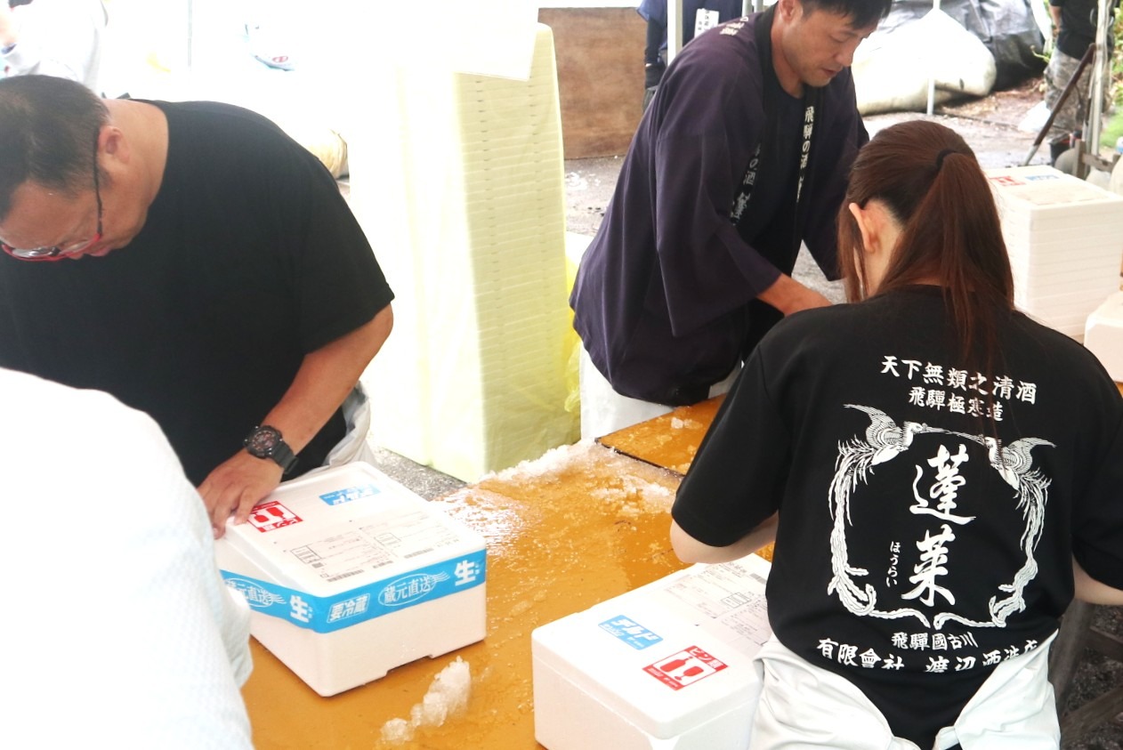 雪室で熟成させた「飛騨かわい雪中酒」の出荷が始まりました