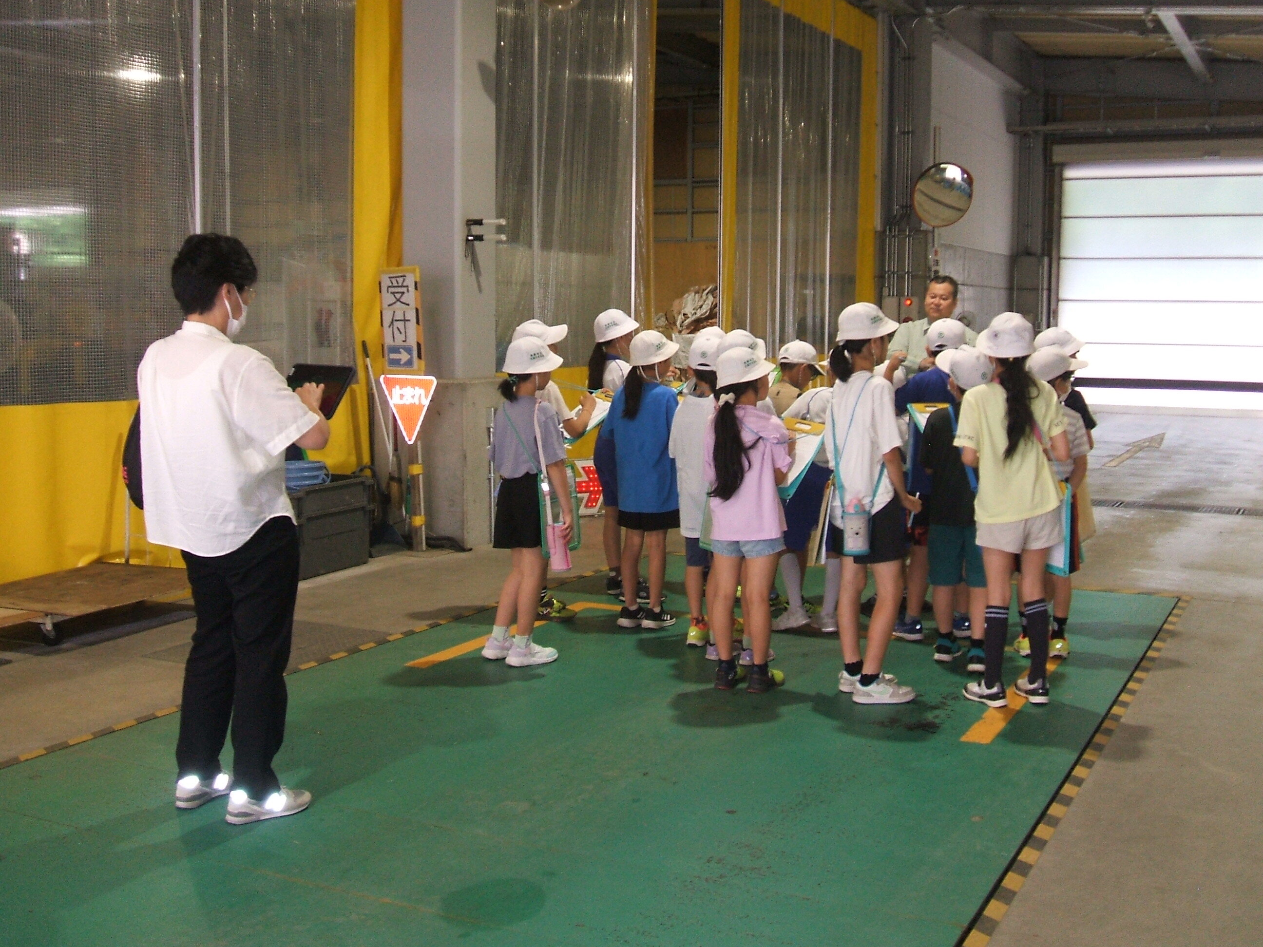 飛騨市リサイクルセンター見学の様子(1)
