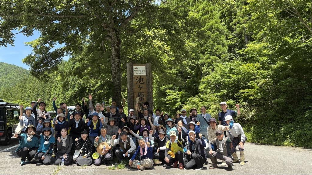 池ケ原湿原でボランティアによるヨシ刈り