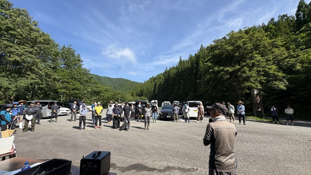 池ケ原湿原でボランティアによるヨシ刈り